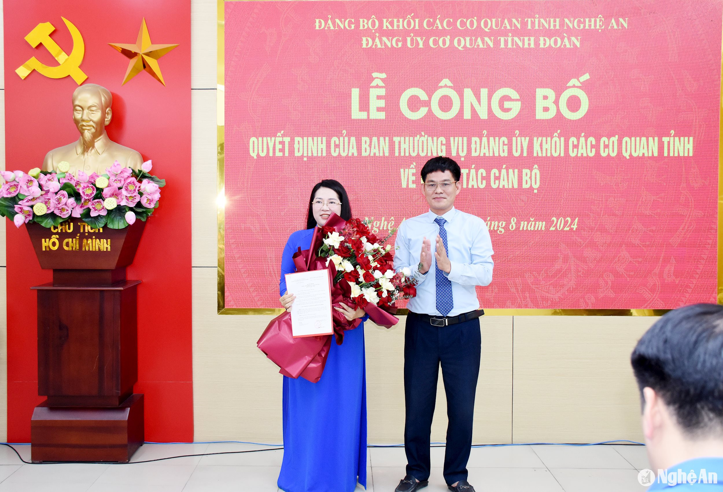 Đồng chí Chu Bá Long - Phó Bí thư Đảng ủy Khối các cơ quan tỉnh trao Quyết định cho đồng chí Nguyễn Thị Phương Thúy. Ảnh: Công Kiên