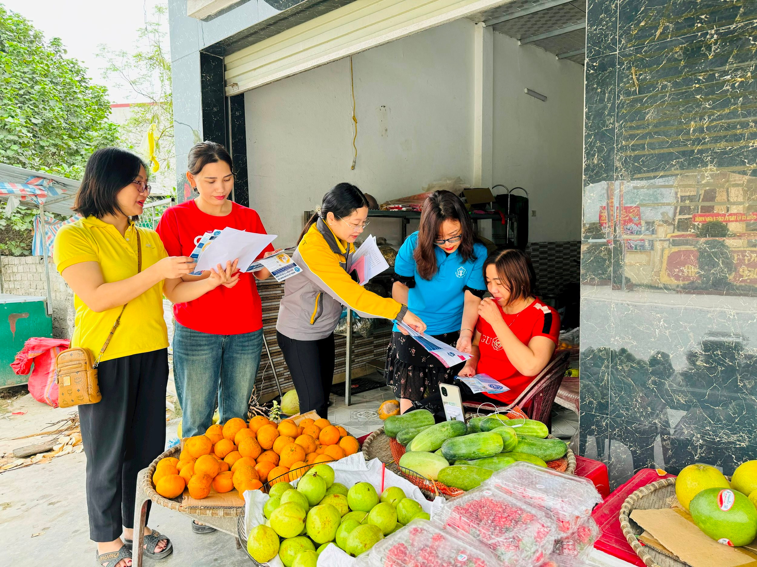 BHXH Hưng Nguyên tuyên truyền BHXH, BHYT đến tận người dân. Ảnh CSCC