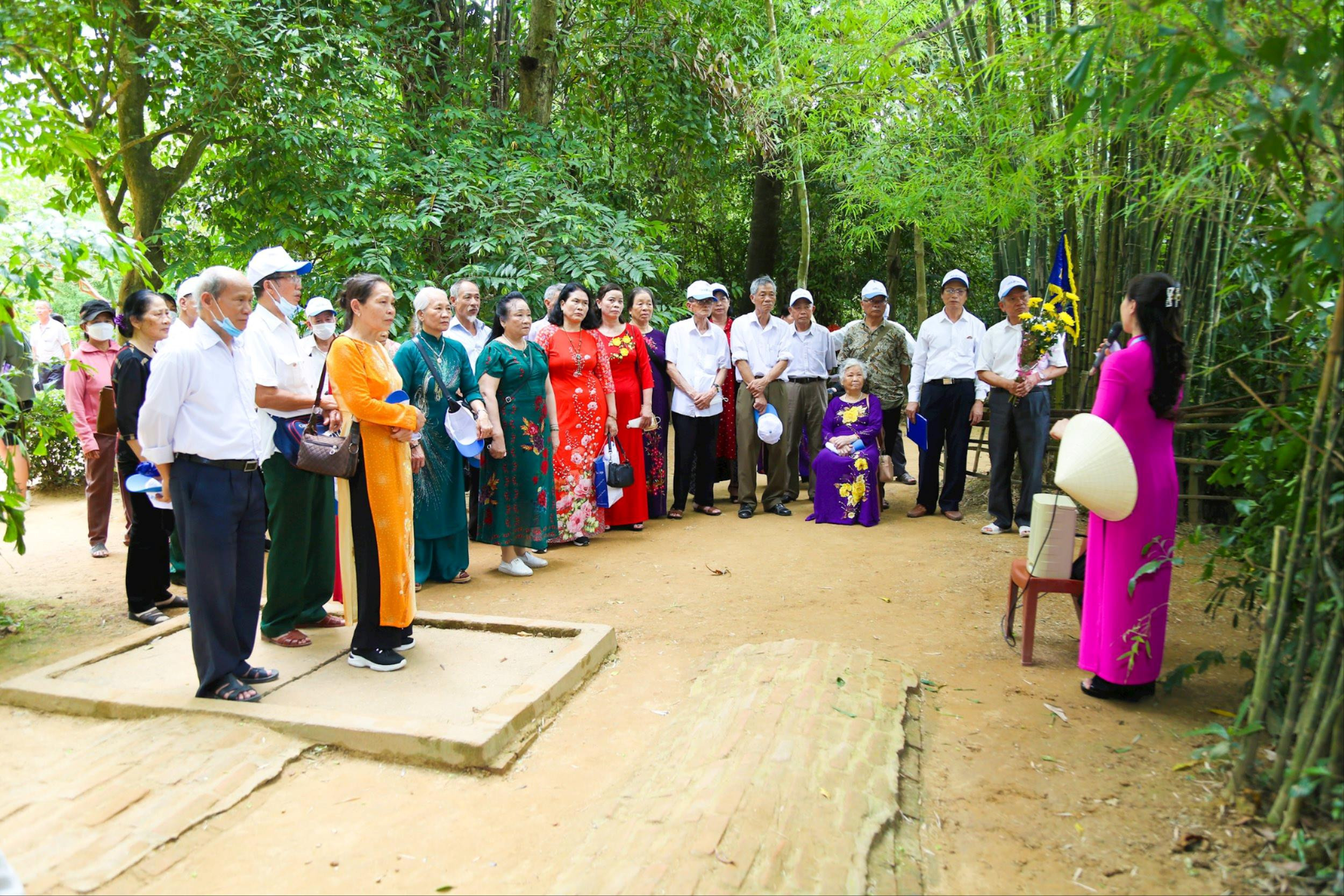 Du khách nghe thuyết minh tại Khu Di tích Kim Liên (Nam Đàn). Ảnh: Đình Tuyên