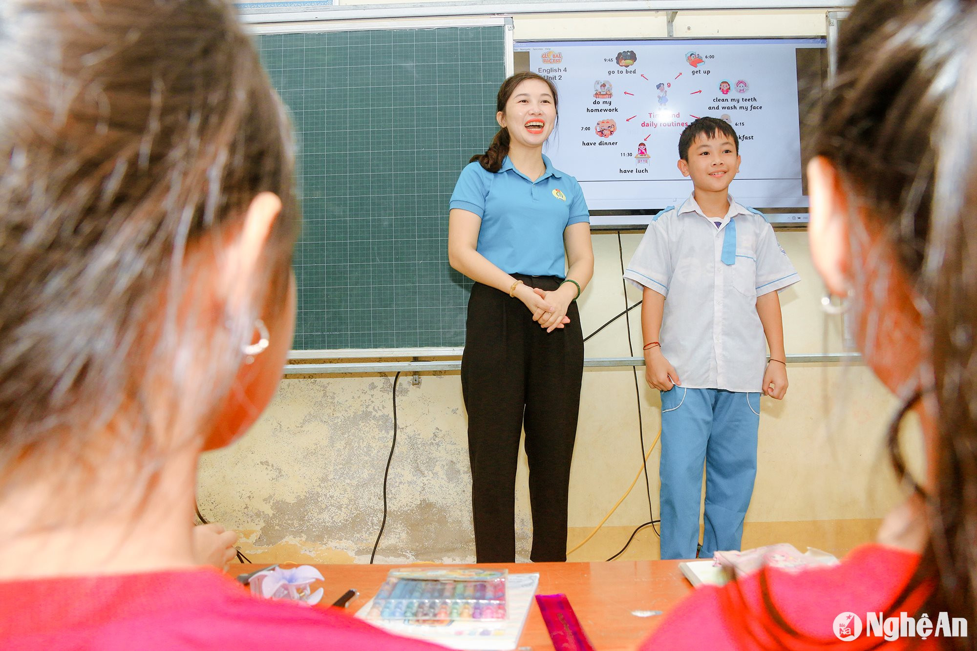 Thông qua hoạt động này, các em được củng cố kiến thức, ôn tập và học thêm một số từ vựng qua bài hát bằng tiếng Anh và một số trò chơi. Qua đó, giúp các em nâng cao kiến thức ngoại ngữ. Ảnh: Đình Tuân