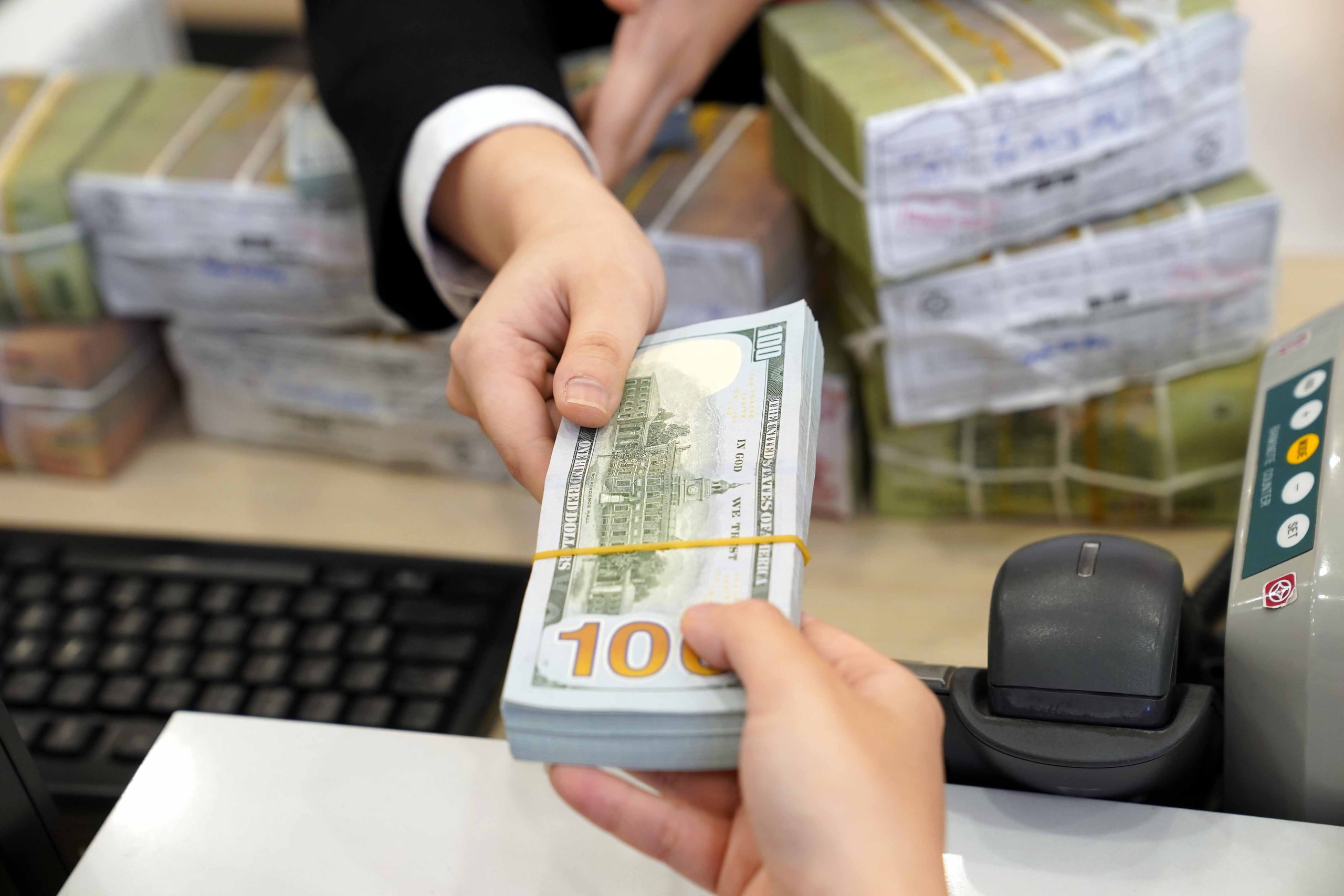 Giá USD hôm nay 19.4.2024: Tỷ giá trung tâm tiếp tục tăng