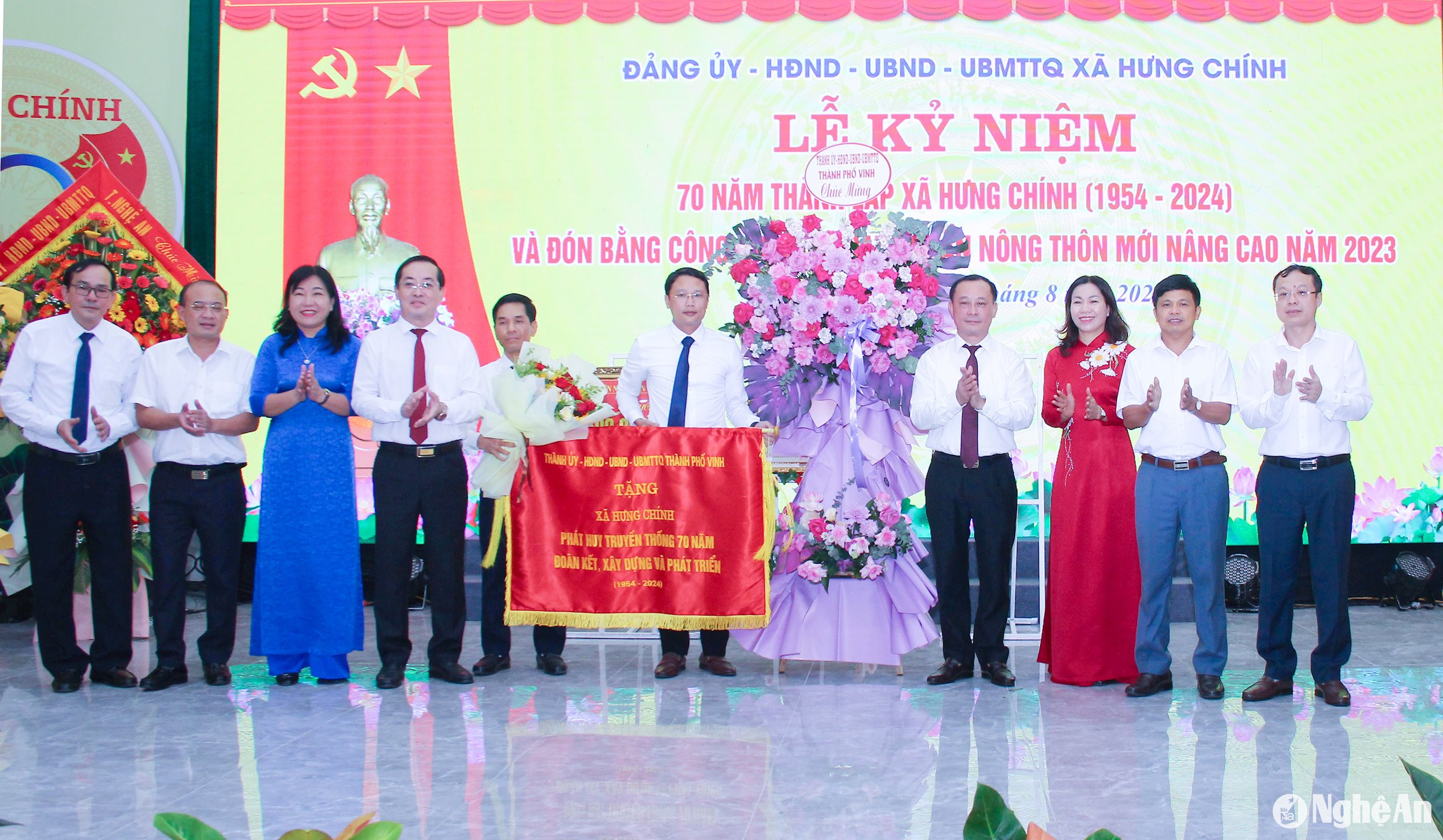  Lãnh đạo thành phố Vinh trao tặng bức trướng cho Đảng bộ, Chính quyền và Nhân dân xã Hưng Chính. Ảnh Mai Hoa