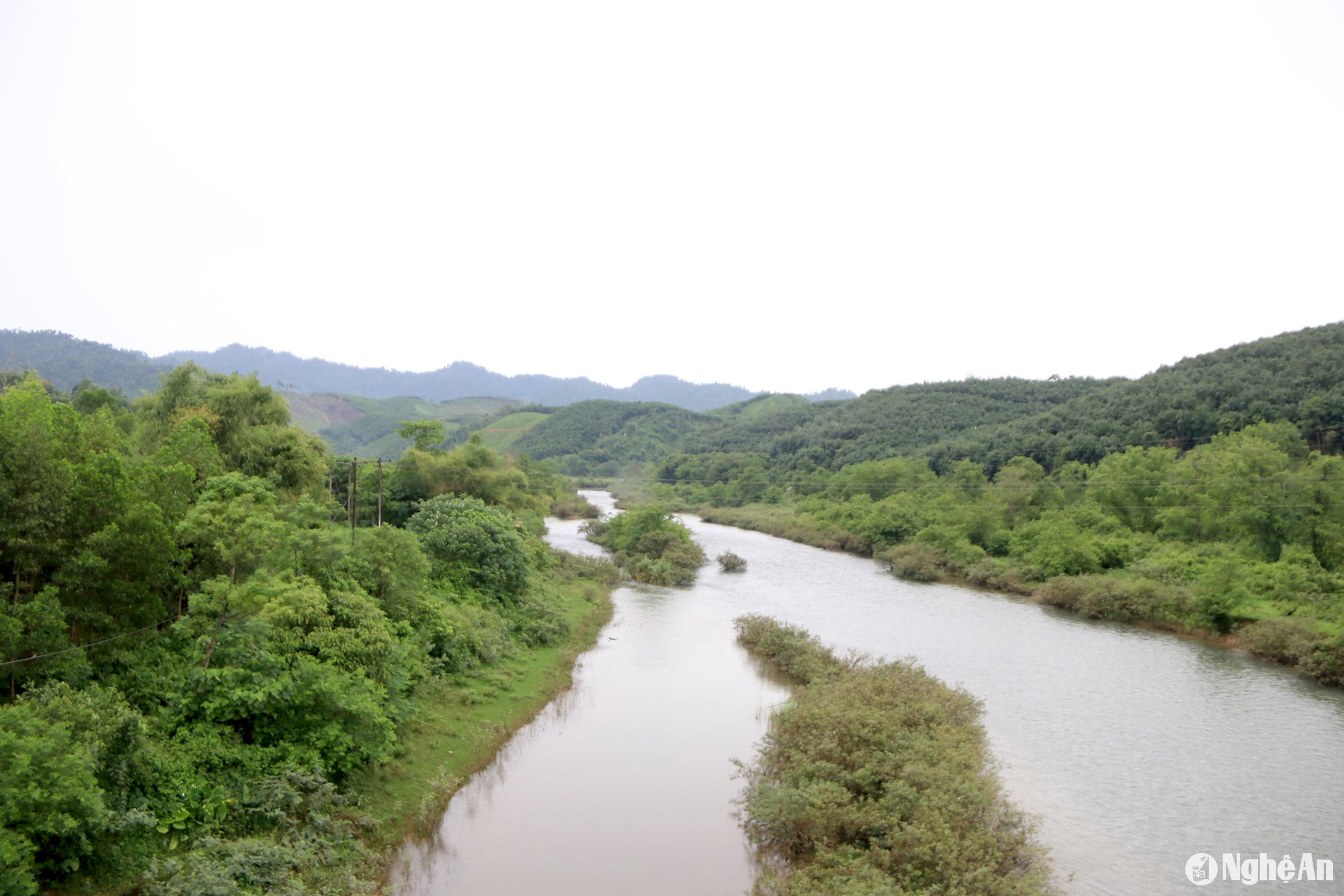 Sông Giăng chảy từ vùng lõi Vườn Quốc gia Pù Mát qua rìa của vùng đất Cao Vều. Ảnh: Tiến Đông 