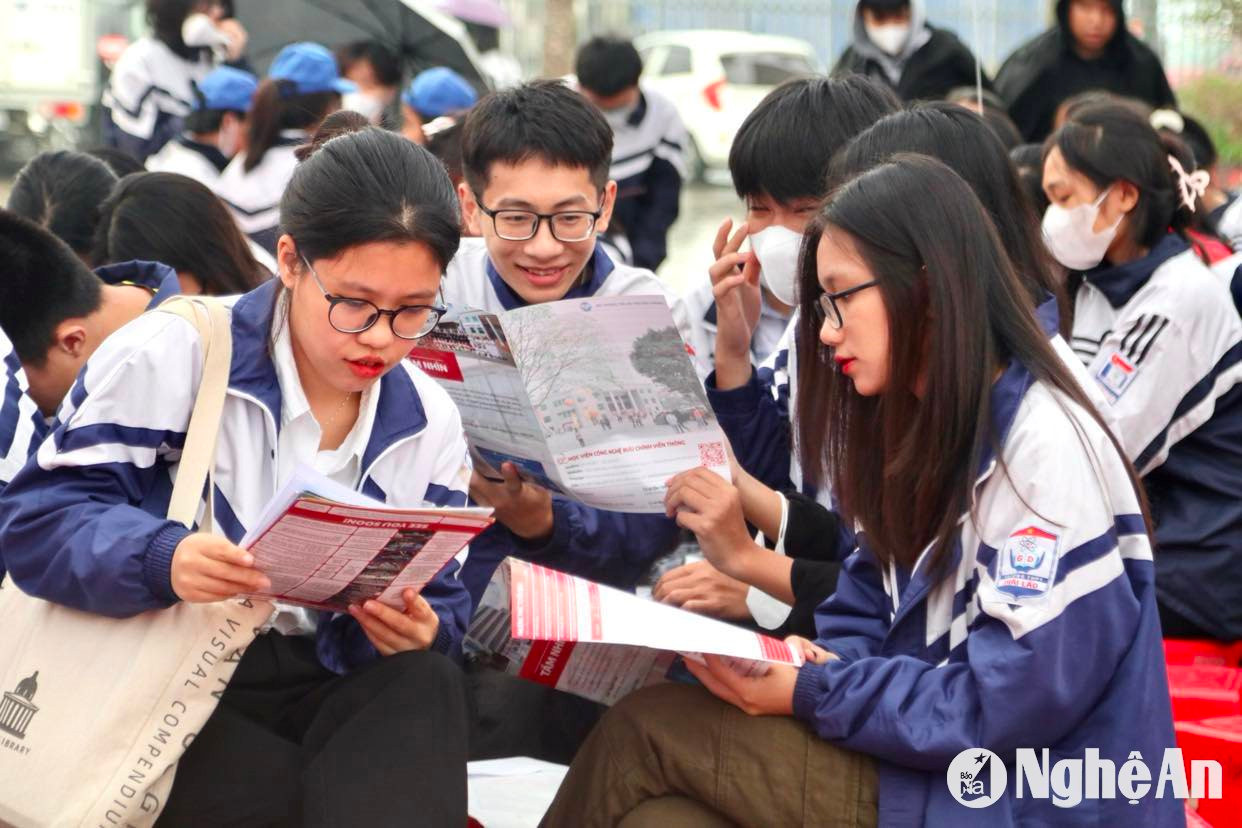 Nhiều trường đại học tăng học phí khiến các học sinh lớp 12 lo lắng