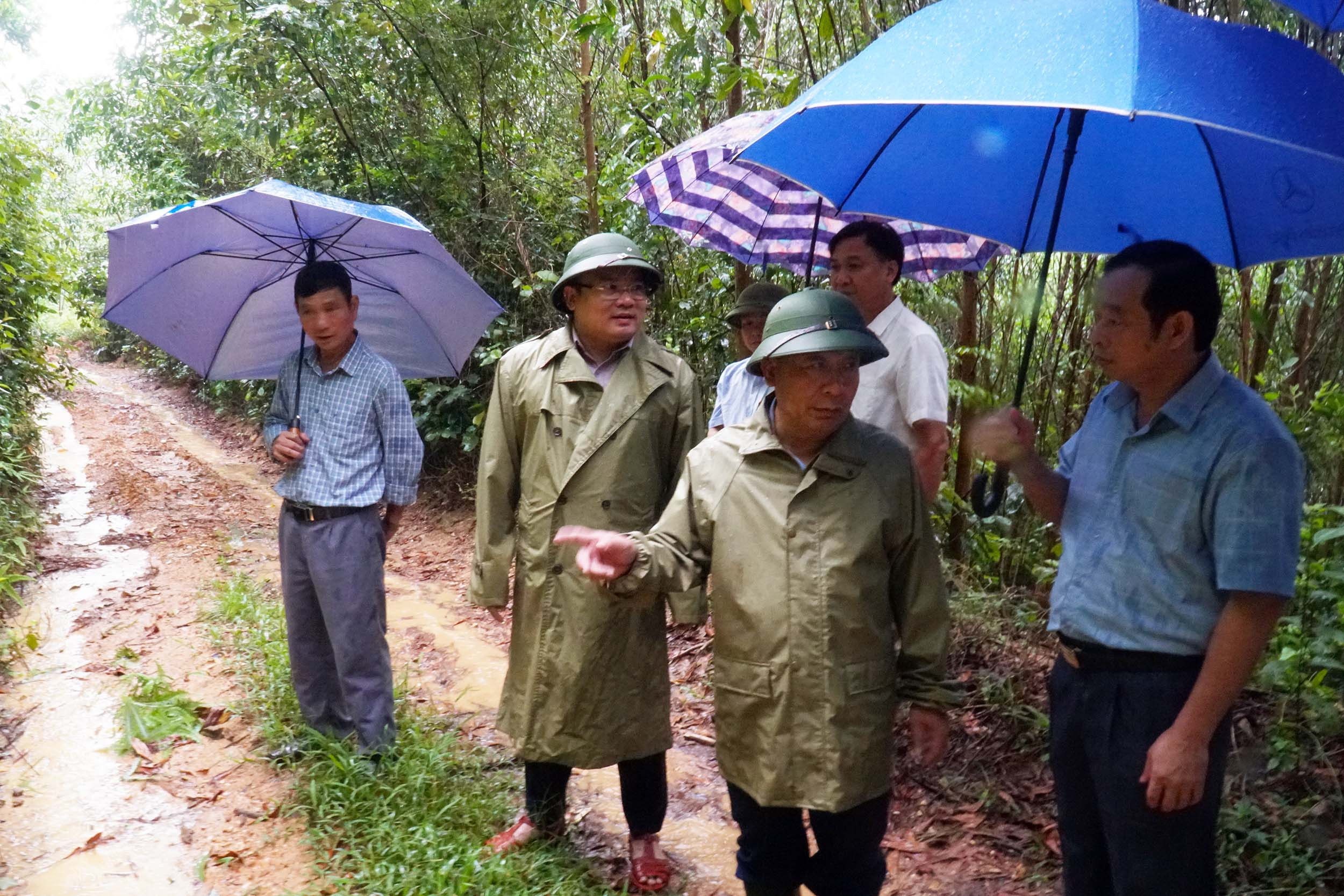 bna- Phó Chủ tịch UBND tỉnh Nguyễn Văn Đệ kiểm tra nguy cơ sụt lún núi tại xã Quang Sơn (Đô Lương). Ảnh- Phú Hương