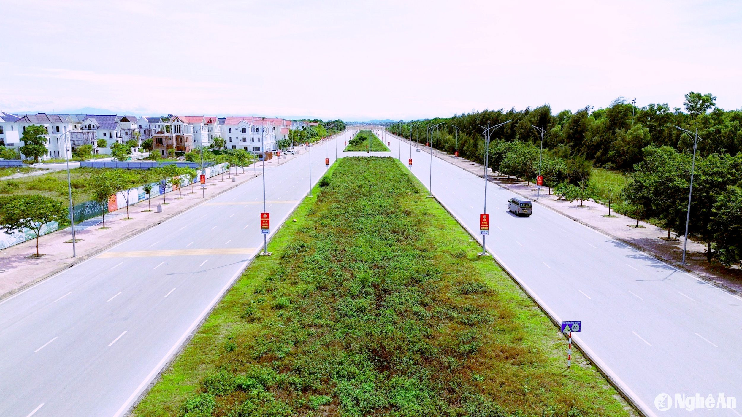 Điểm đầu của dự án tại Km0 giao với đường Trương Văn Lĩnh – thành phố Vinh và điểm cuối tại Km10+800 giao với đường Bình Minh, thị xã Cửa Lò. Tổng mức đầu tư dự án là 1.415 tỷ đồng. Trong ảnh: Đoạn Km9+680 - Km10+832 có đường chính mỗi bên rộng 16m, gồm 4 làn xe; Giải phân cách giữa rộng 22m; Vỉa hè mỗi bên rộng 9m. Ảnh: Xuân Hoàng