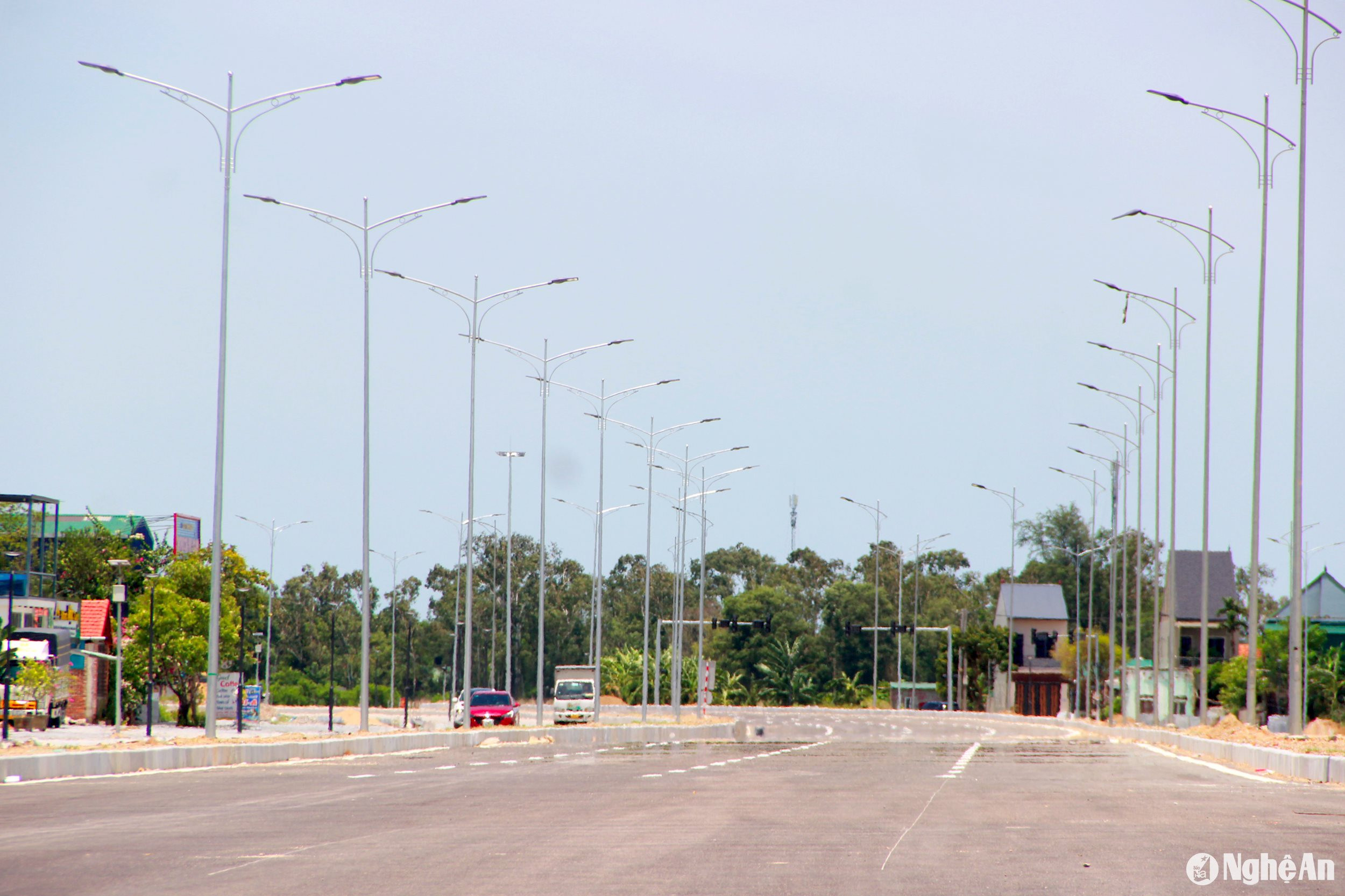 Bên cạnh đó, hệ thống điện chiếu sáng và các hạng mục an toàn giao thông trên tuyến hiện cũng đang vào giai đoạn thi công cuối cùng. Ảnh: Quang An