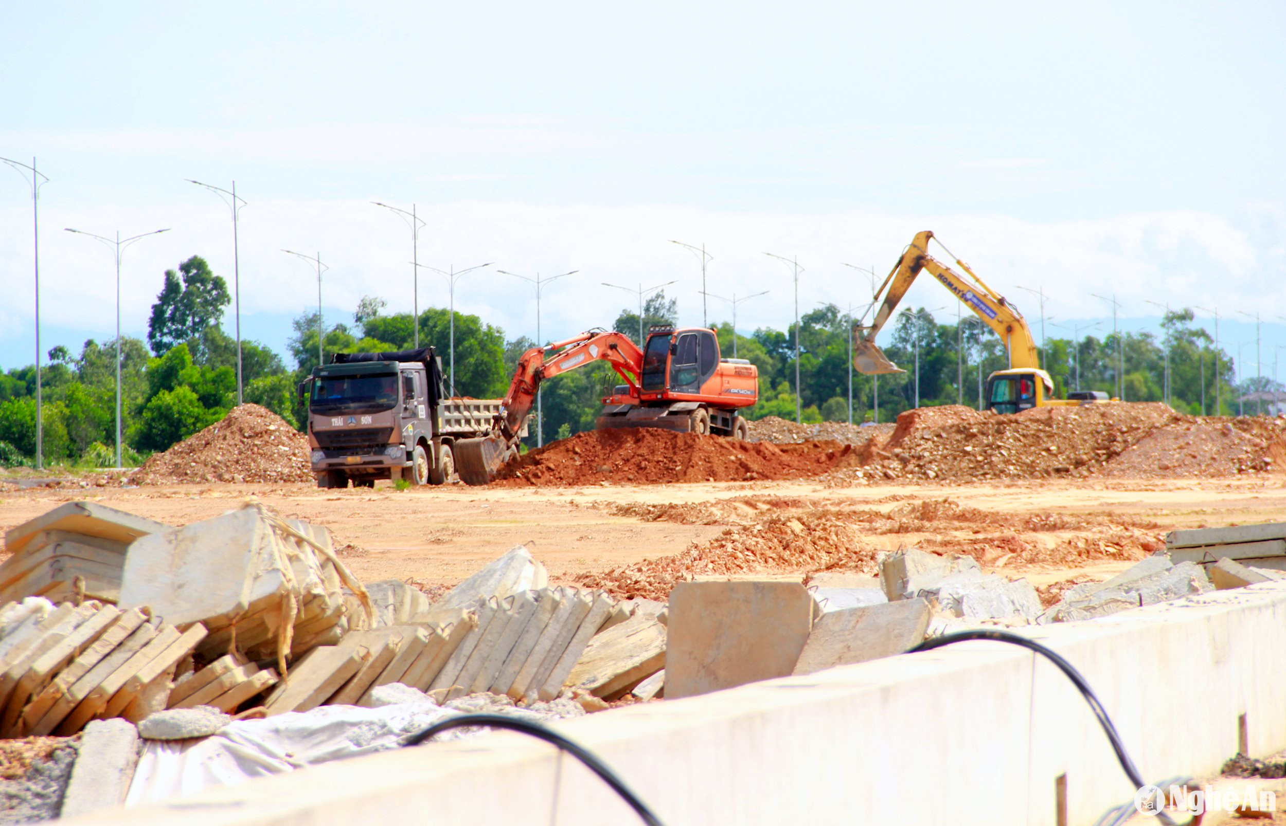 Những ngày đầu tháng 8, liên danh các nhà thầu đã huy động tổng lực nhân lực, máy móc triển khai thi công để kịp tiến độ. Theo Sở Giao thông vận tải Nghệ An, đến đầu tháng 8/2024, sản lượng thi công của dự án này đạt trên 90%. Ảnh: Quang An