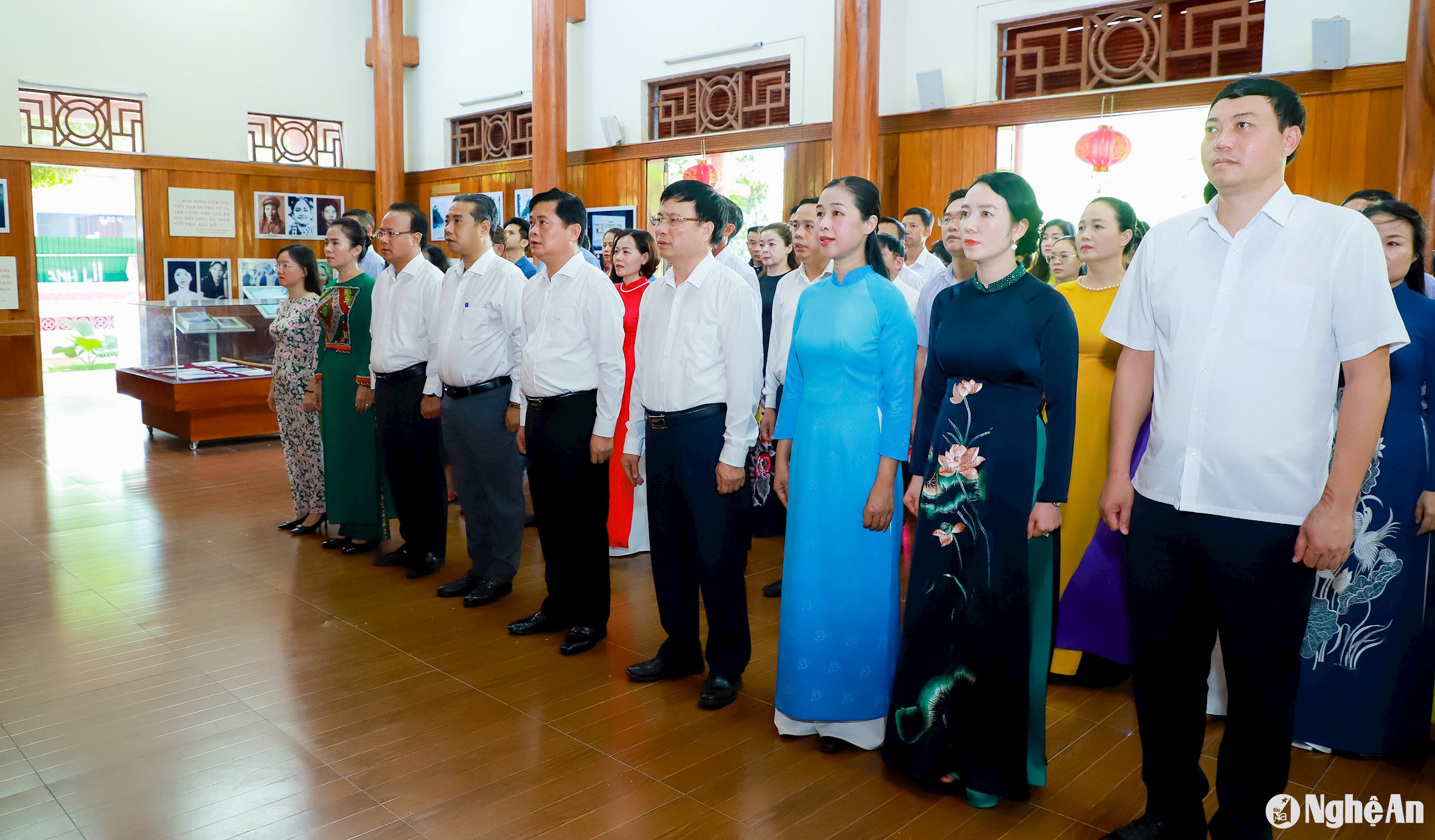 Đồng chí Thái Thanh Quý - Ủy viên Ban Chấp hành Trung ương Đảng, Bí thư Tỉnh ủy, Chủ tịch HĐND tỉnh, Trưởng đoàn ĐBQH tỉnh và các đại biểu thực hiện Lễ tưởng niệm, tri ân đồng chí Nguyễn Thị Minh Khai nhân lễ giỗ lần thứ 83 của đồng chí (30/9/1910 - 26/8/1941). Ảnh: Thành Duy