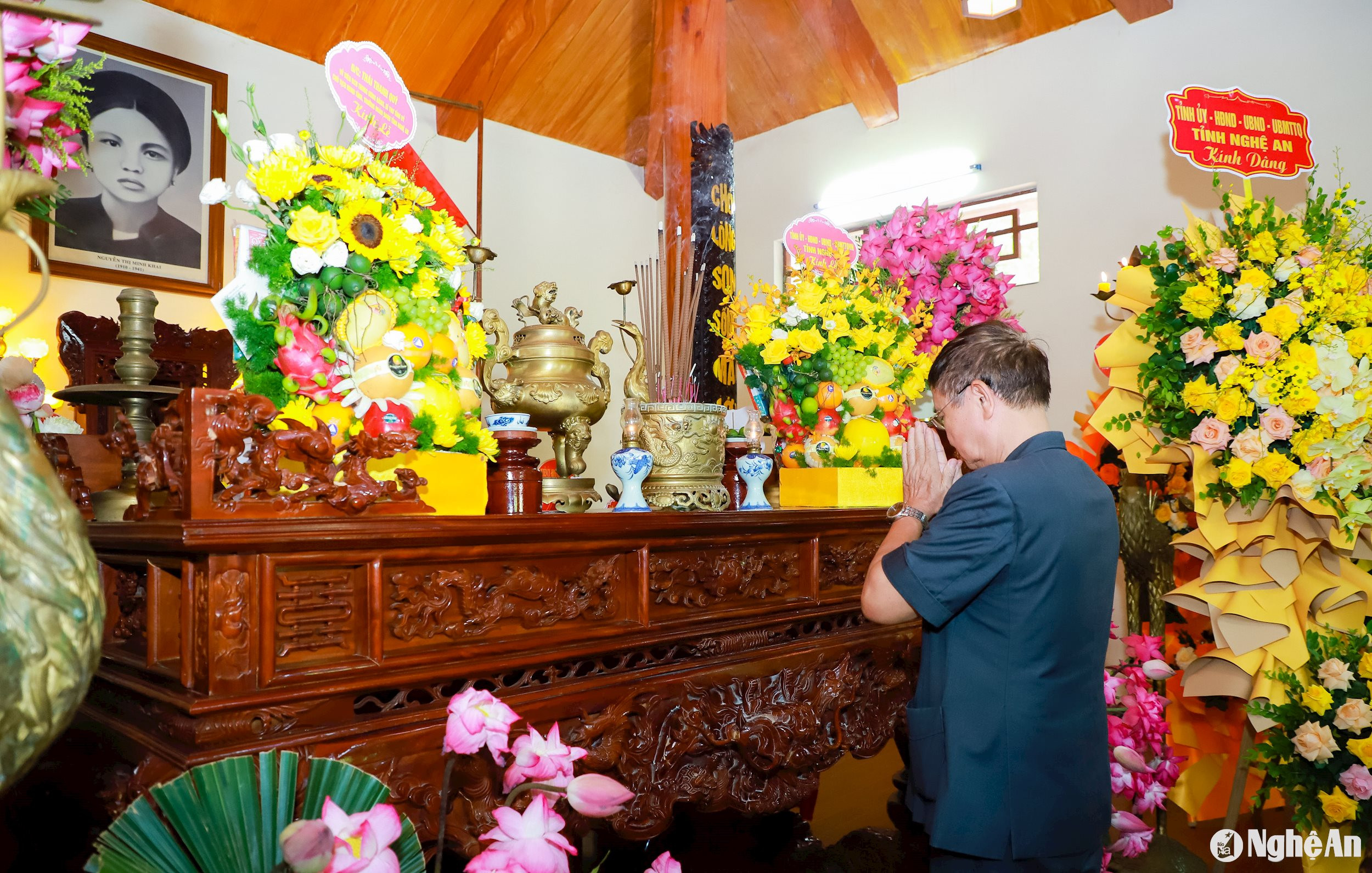 PGS. TS. NGƯT Nguyễn Minh Xuân - Bí thư Đảng ủy, Phó Hiệu trưởng Trường Đại học Thăng Long, đại diện dòng họ đồng chí Nguyễn Thị Minh Khai dâng hương tưởng niệm. Ảnh: Thành Duy