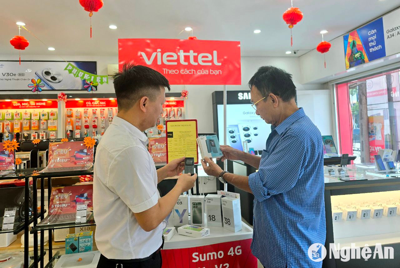 khách hàng đến chuyển đổi sang máy điện thoại 4G tại các cửa hàng Viettel tăng đột biến