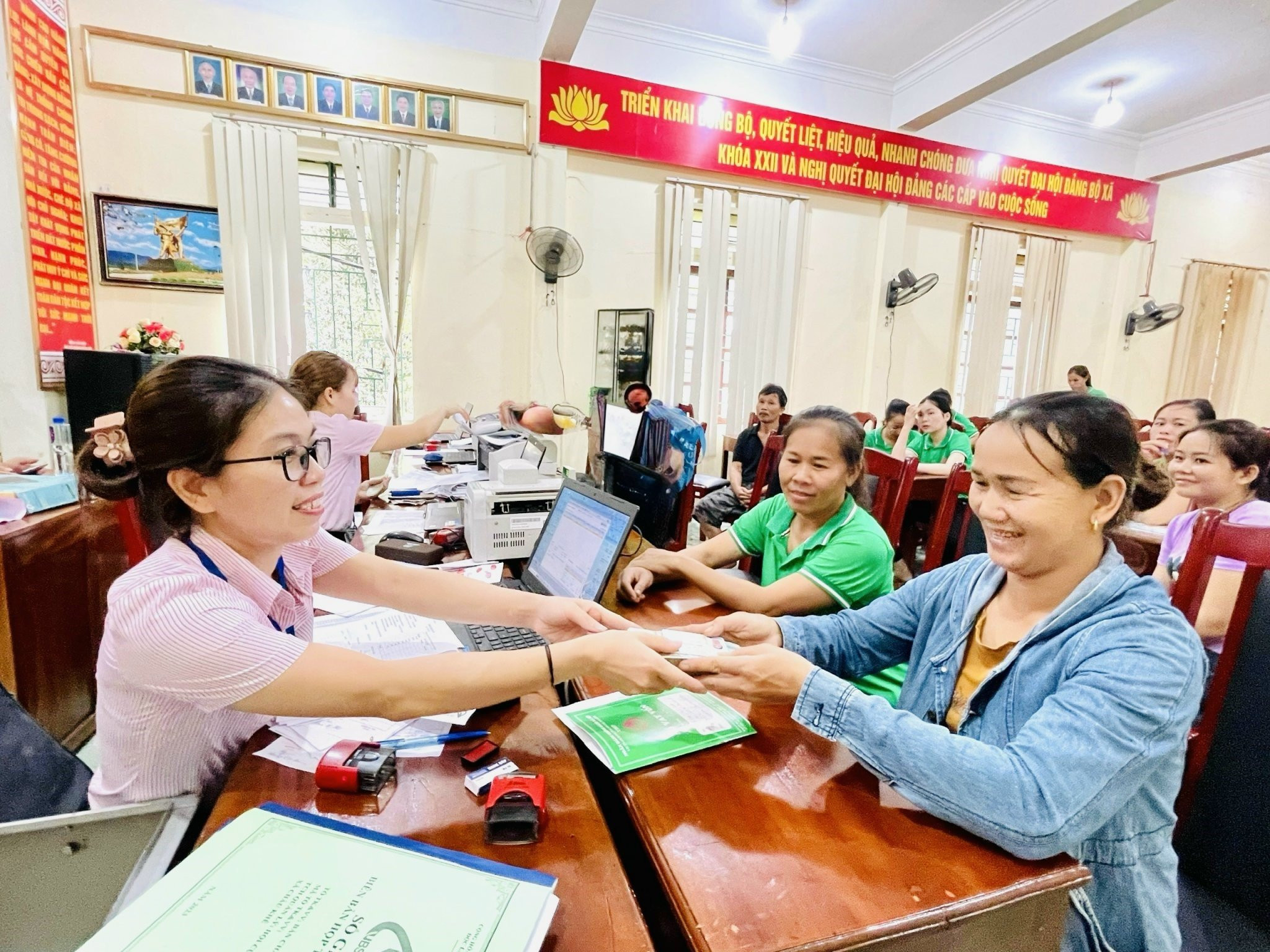 Ngân hàng chính sác giải ngân vốn vay tín dụng sinh viên cho các hộ gia đình. Ảnh - NVCC