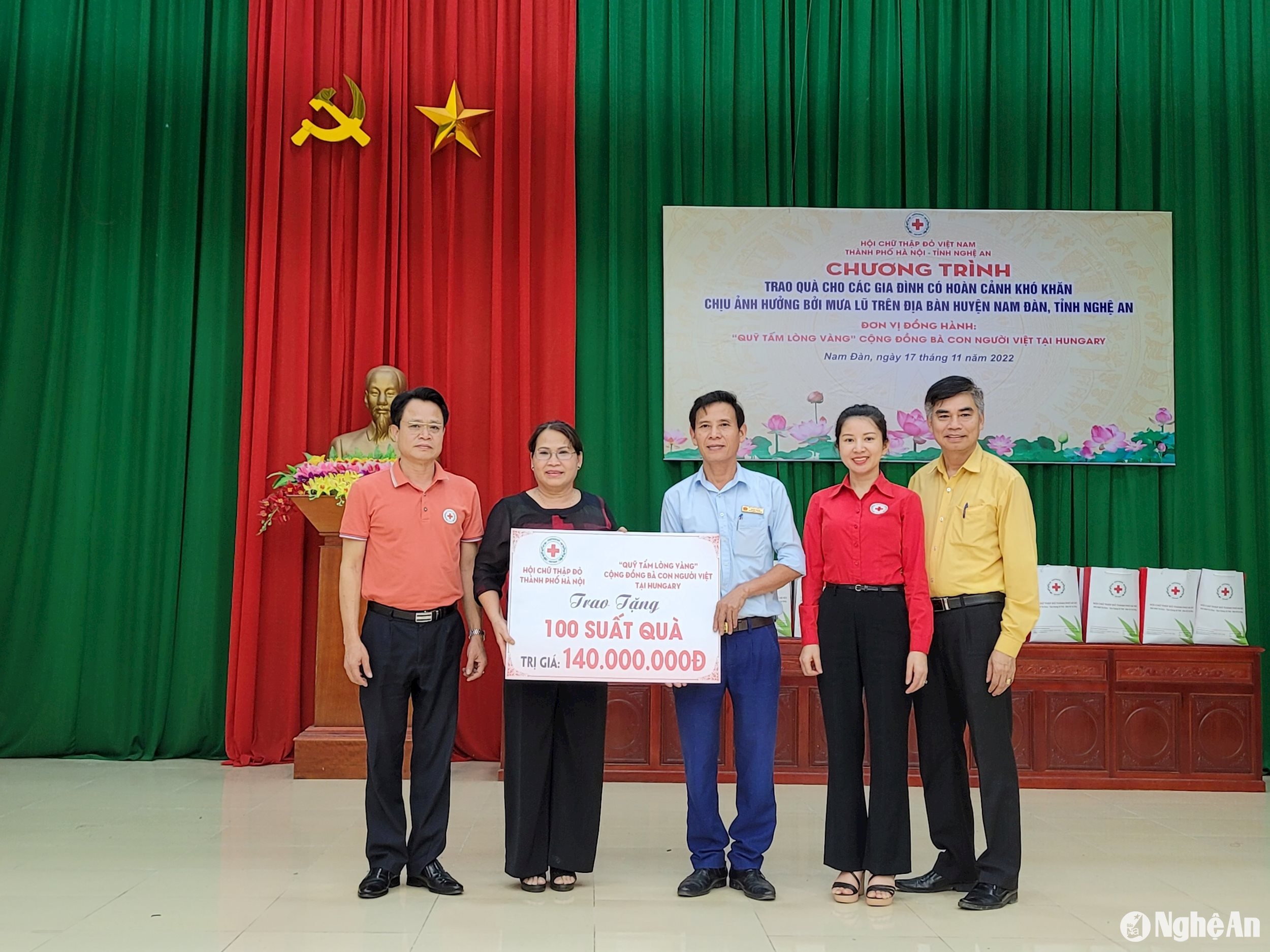 Trao quà cho gia đình khó khăn ở huyện Nam Đàn