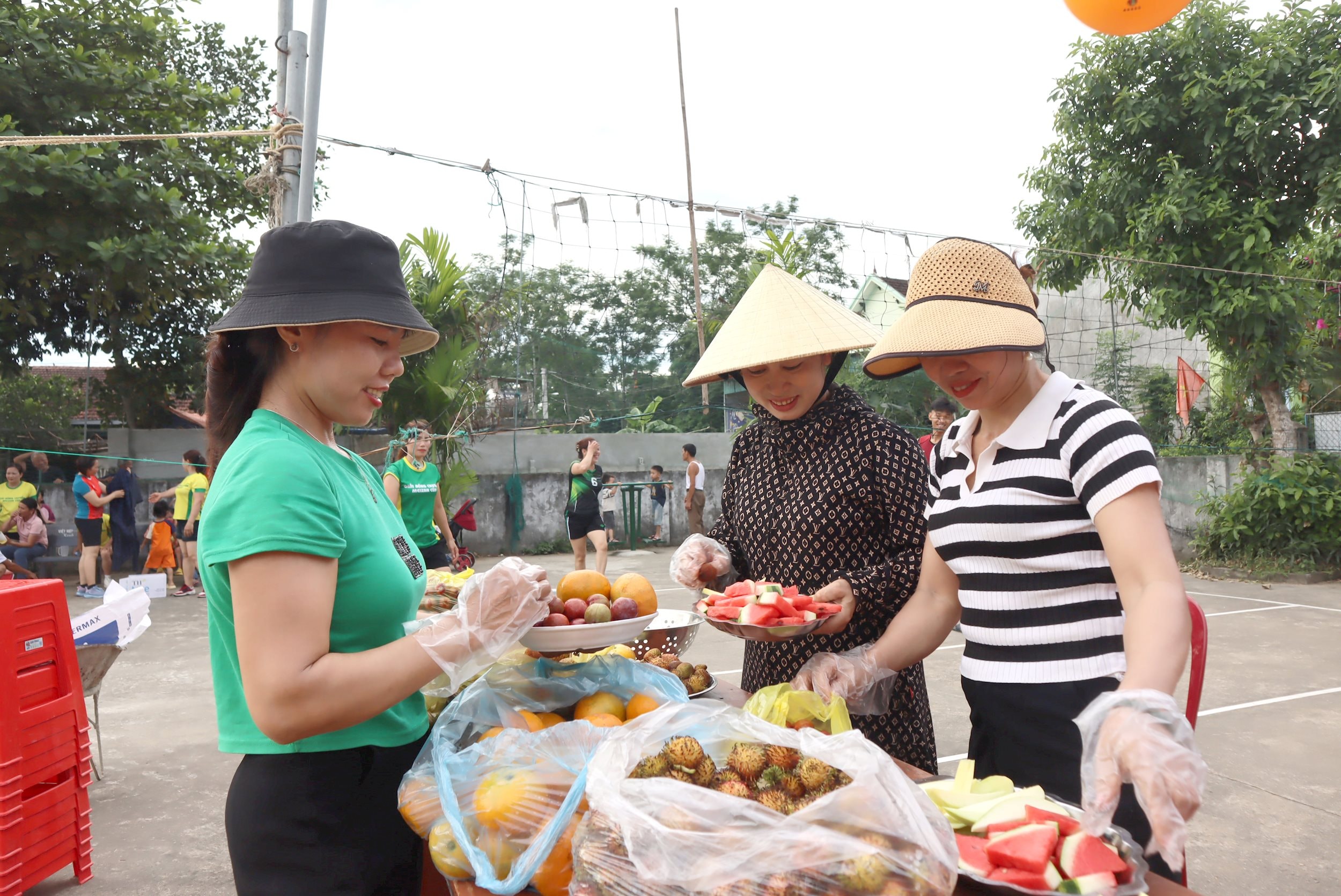 Chị em chuẩn bị hoa quả và nước uống cho khán giả đến xem thi đấu Ảnh Diệp Thanh