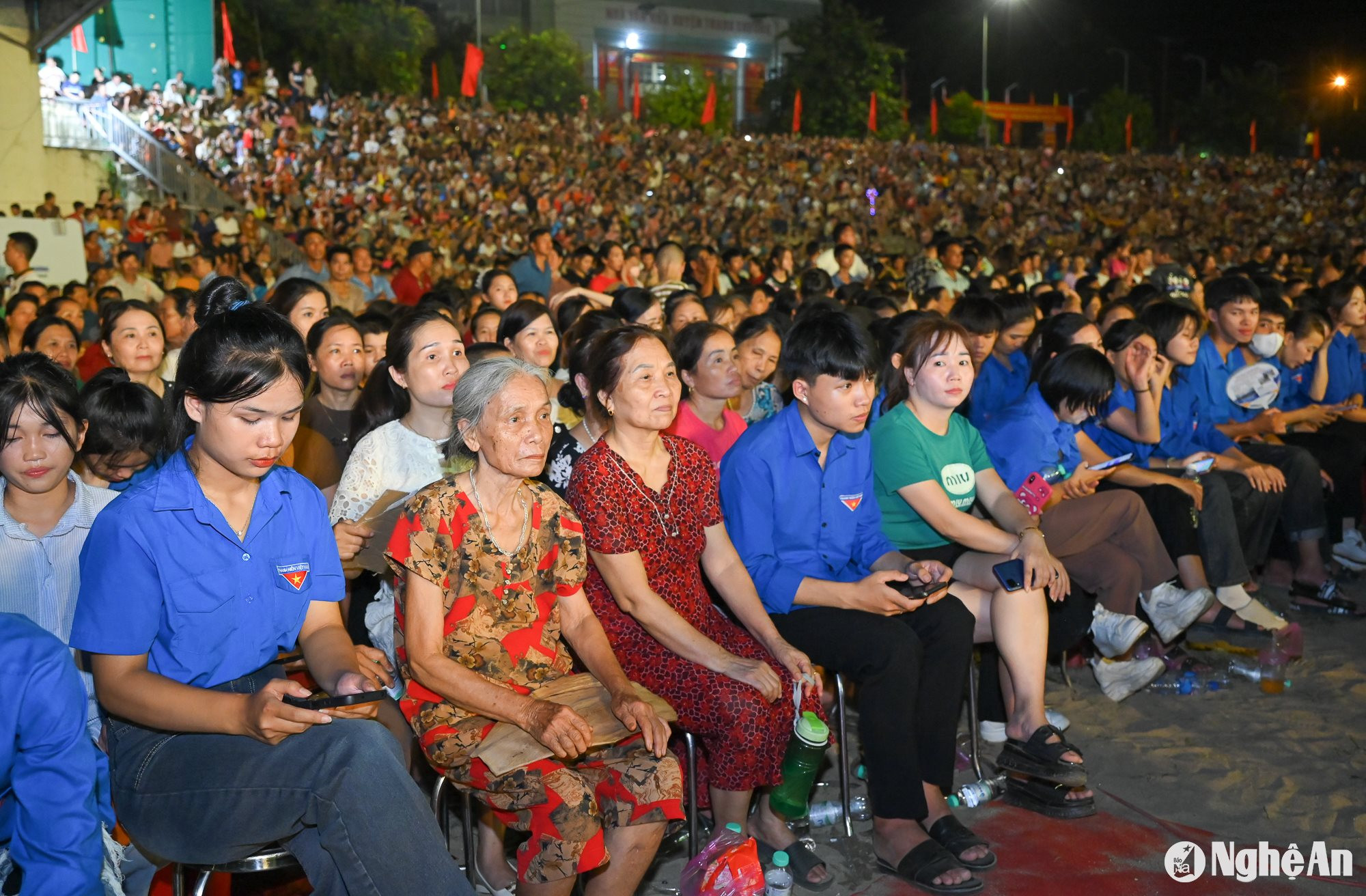 Đông đảo người dân huyện Thanh Chương dự Lễ công bố 555 năm danh xưng Thanh Chương (1469 - 2024) và kỷ niệm 94 năm ngày truyền thống Đảng bộ và hân dân huyện Thanh Chương (1/9/1930 - 1/9/2024). Ảnh: Thành Cường