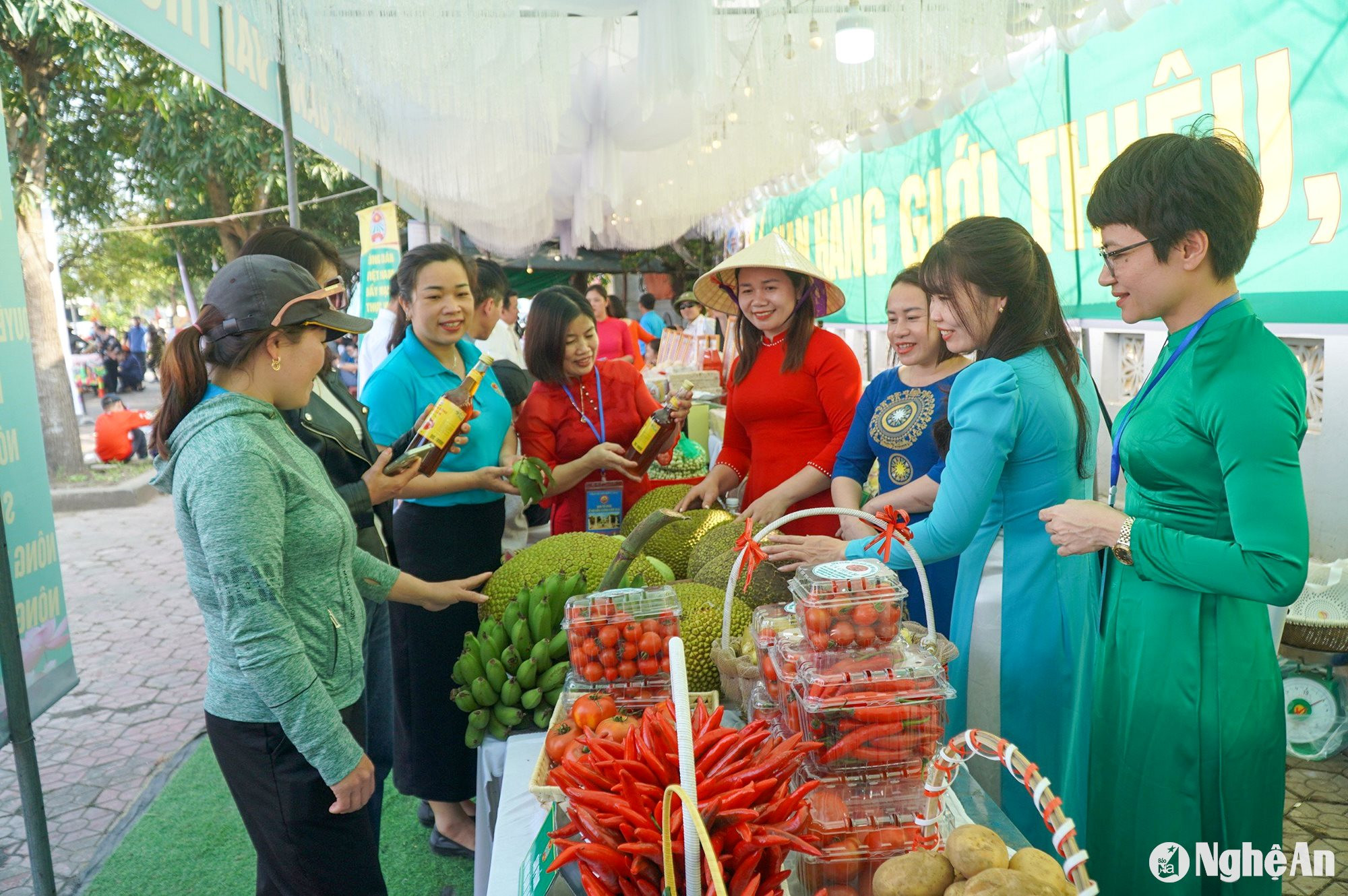 Gian hàng giới thiệu các sản phẩm của huyện Diễn Châu. Ảnh: Mai Giang