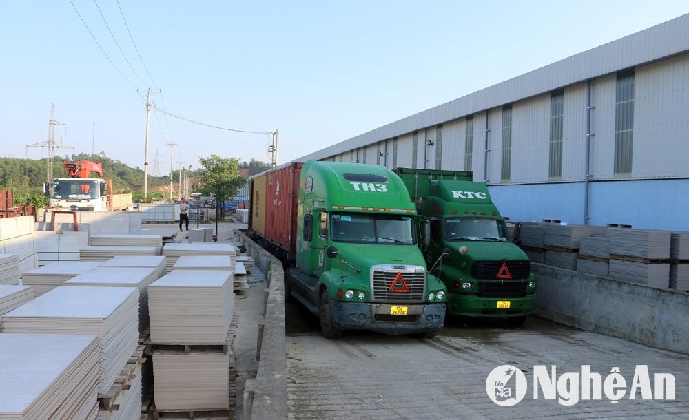 Những xe container hàng xuất khẩu đá nung kết tấm lớn Slab Stone của Công ty đã đến thị trường châu Âu và Mỹ. Ảnh- Nguyễn Hải