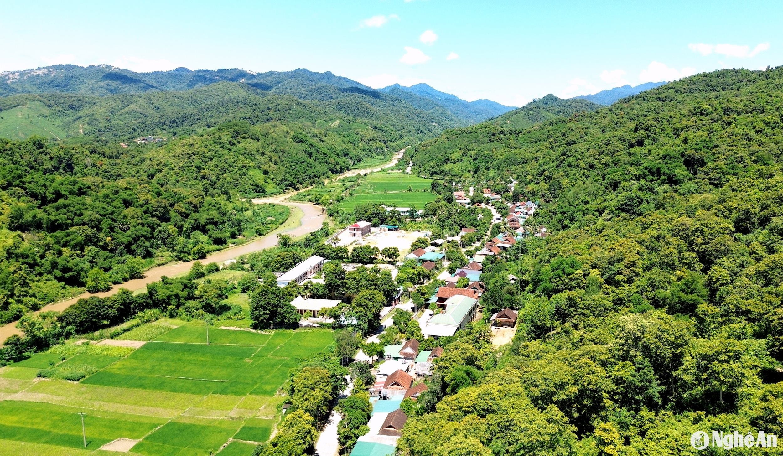 Cùng với rừng săng lẻ, các địa phương trên địa bàn huyện Tương Dương chung tay bảo vệ rừng tự nhiên ngày càng tốt, độ che phủ của rừng trên địa bàn huyện đạt trên 72%. Trong ảnh: Xã Yên Hòa được phủ xanh của những cánh rừng tự nhiên. Ảnh: Xuân Hoàng