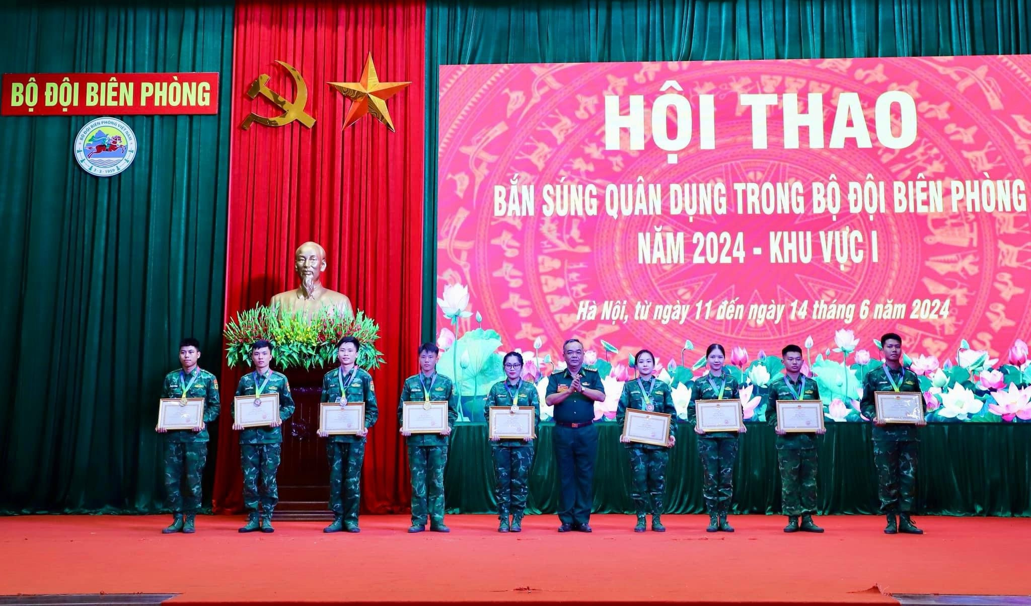 trà my thứ 5 từ trái sang