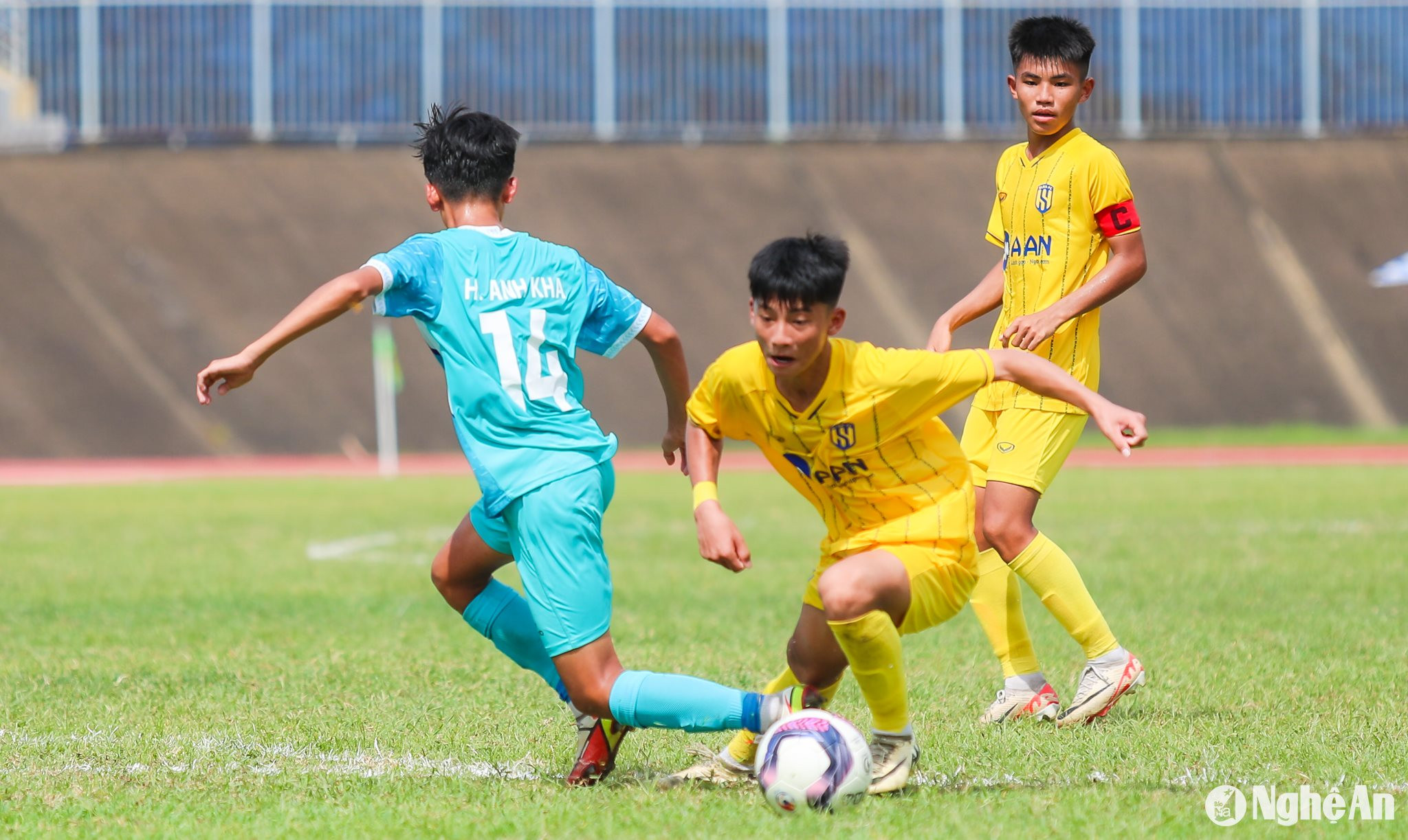 Pha đi bóng kỹ thuật của Ngọc Sơn khiến cho hàng thủ của SHB Đà Nẵng mắc sai lầm. Ảnh: Đức Anh