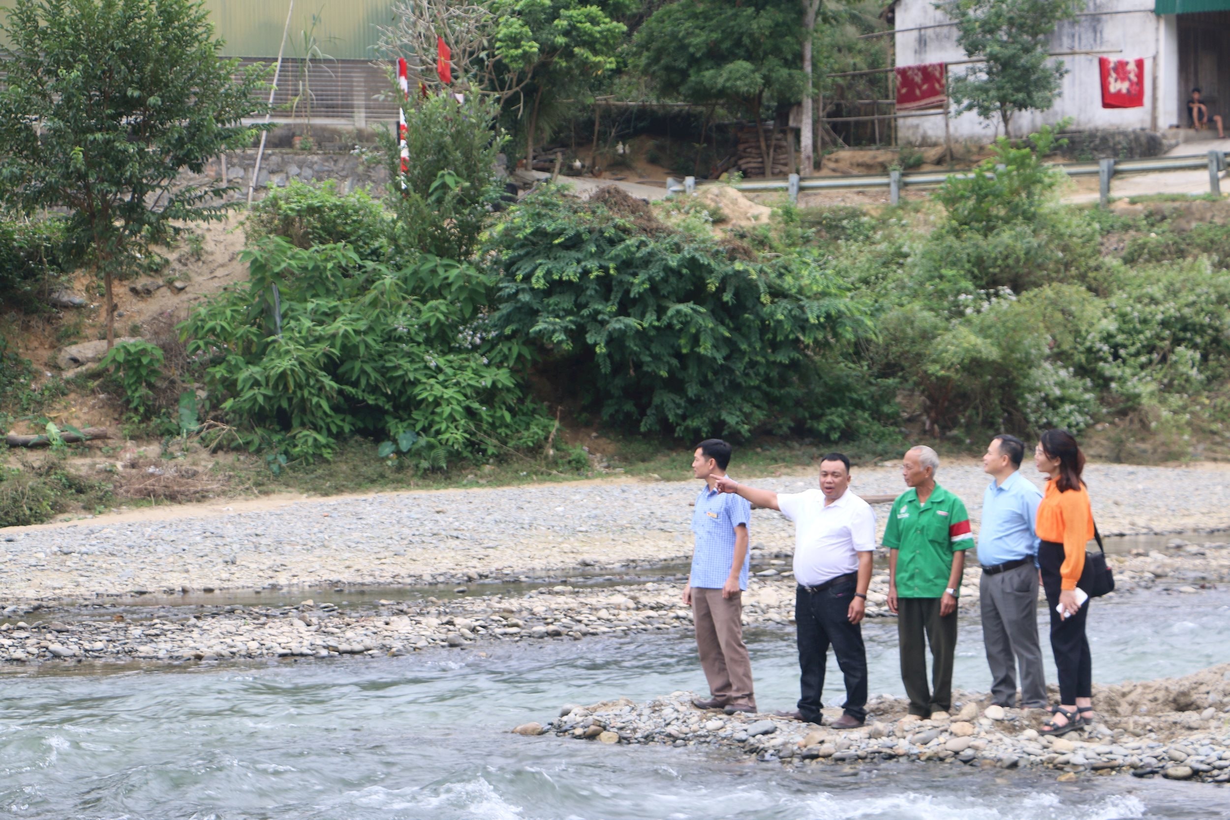 Cán bộ bản Xoóng Con xã Lưu Kiền chia sẻ với phóng viên về công tác dân vận khéo bảo vệ nguồn lợi thuỷ sản. Ảnh: Q.A