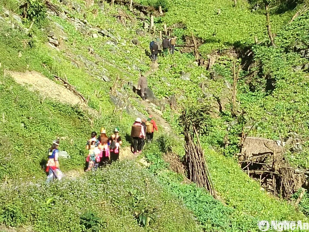 nu-tham-gia-bao-ve-chu-quyen-an-ninh-bien-gioi-22-ban-huoi-vieng-deu-kip-thoi-bao-cho-luc-luong-chuc-nang-de-xu-ly.anh-cscc(1).jpg