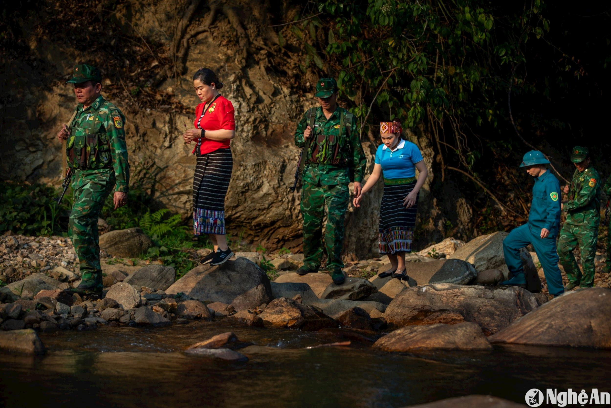 phu-nu-xa-thong-thu-cung-bdbp-thuc-hien-cong-tac-tuan-tra.anh-nguyen-dao2(1).jpg