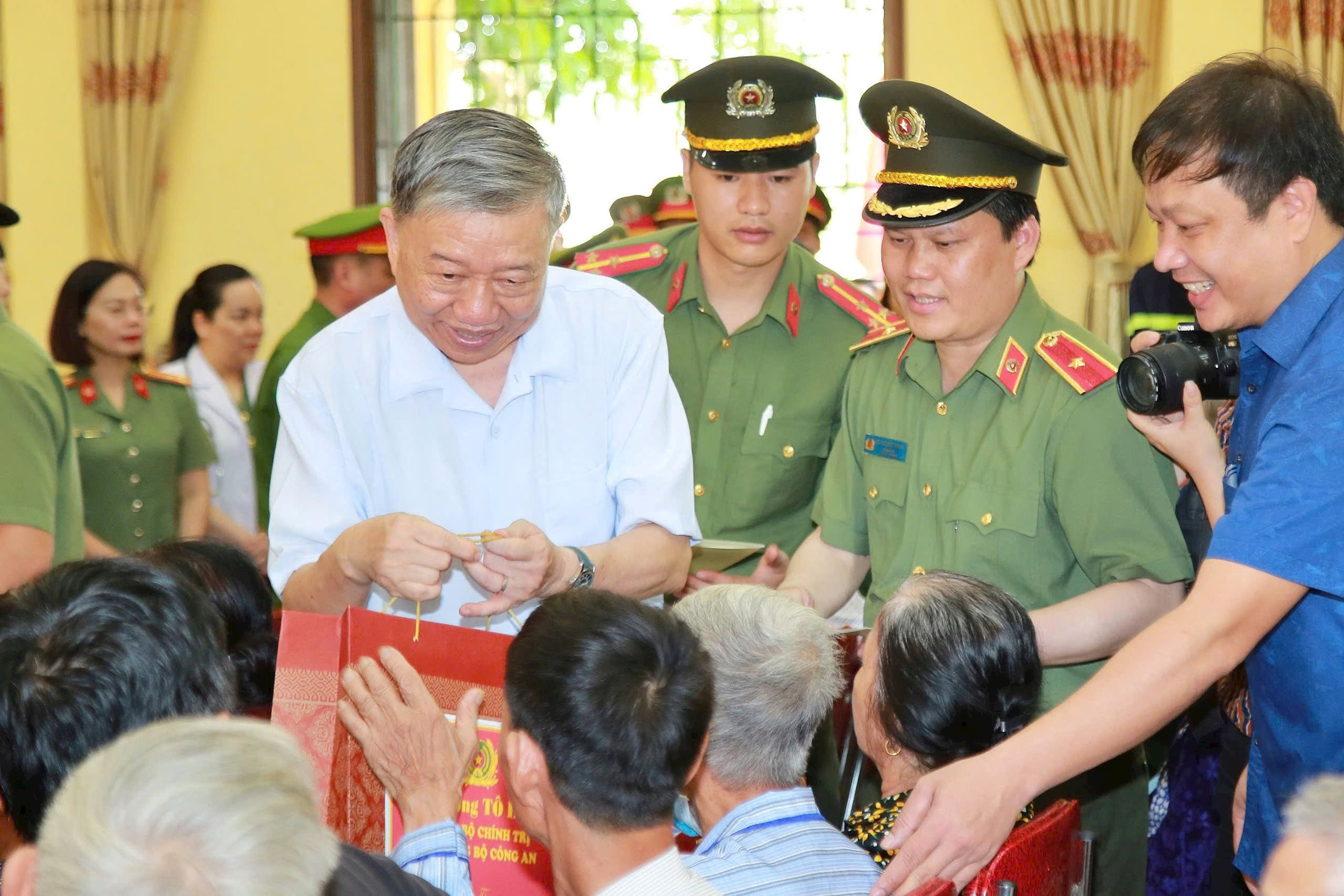 Đồng chí Đại tướng Tô Lâm - Ủy viên Bộ Chính trị, Bộ trưởng Bộ Công an (nay là Tổng Bí thư, Chủ tịch nước) và Thiếu tướng Bùi Quang Thanh- Ủy viên BTV Tỉnh ủy, Giám đốc Công an tỉnh tặng quà người có công và gia đình chính sách tiêu biểu ở huyện Nam Đàn (Nghệ An). Ảnh: Minh Khôi