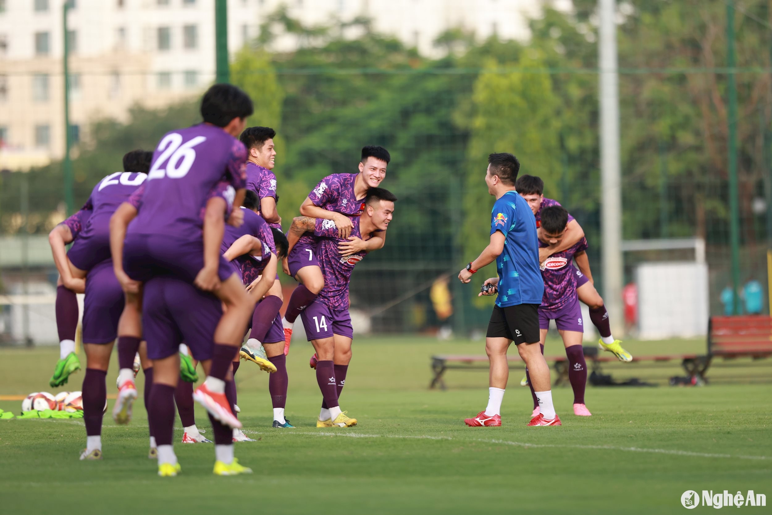 Sự gần gũi của HLV Kim Sang-sik, mang lại bầu không khí thoải mái cho các học trò. Ảnh: Hải Hoàng