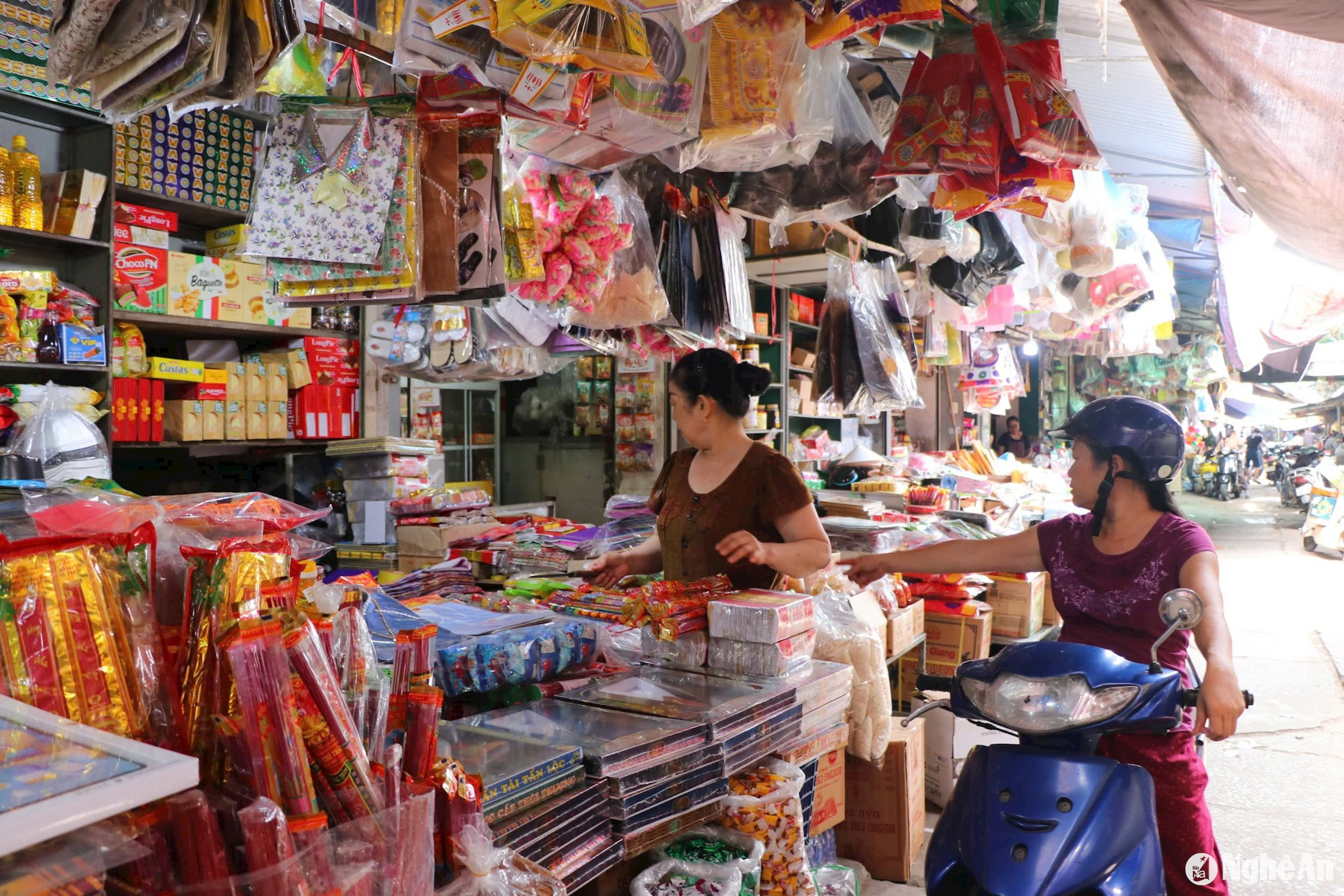 Càng ngày, hàng mã ít sôi động khi người dân hiểu rõ hơn về văn hoá tín ngưỡng. Ảnh: T.P