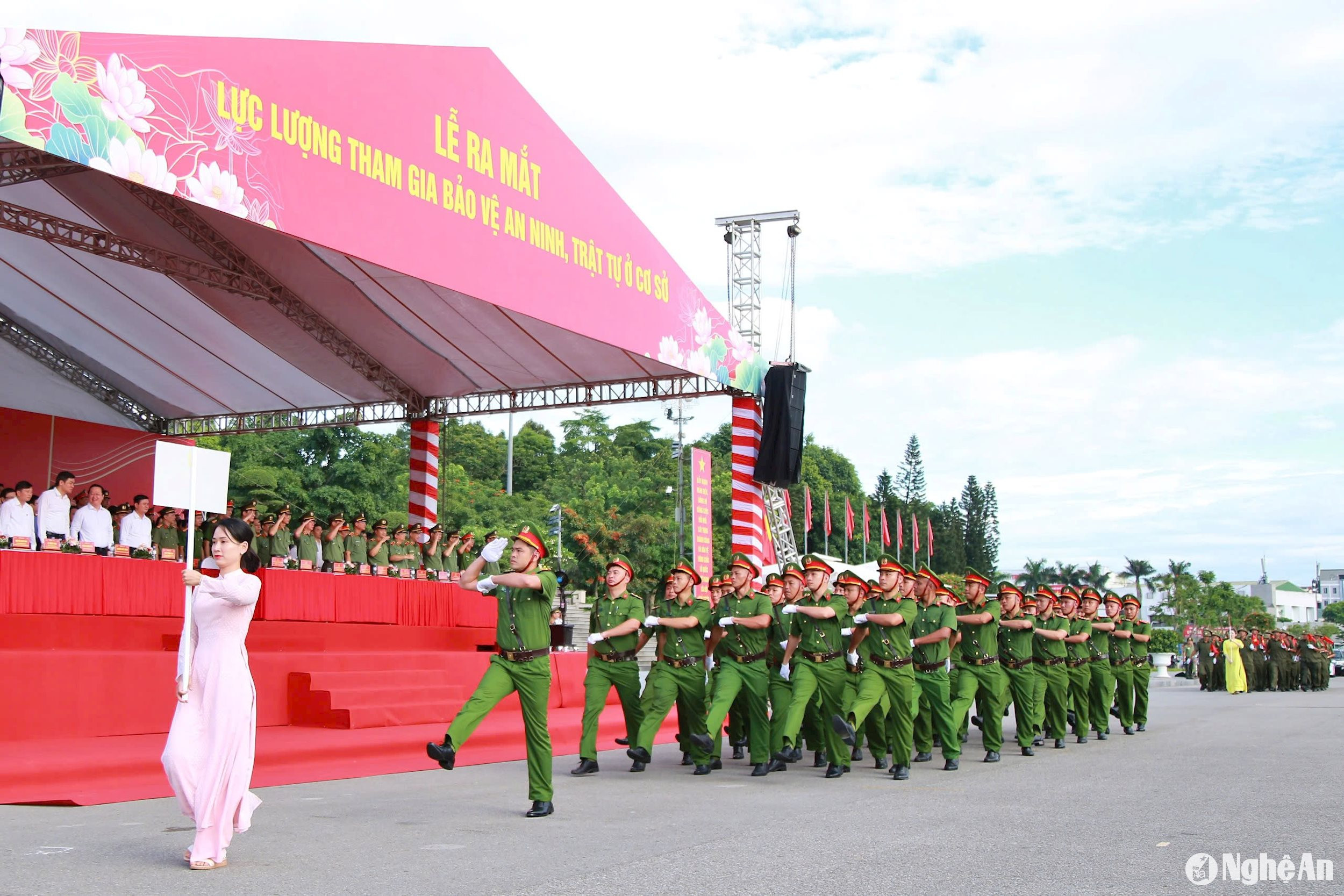 Màn diễu hành ra mắt lực lượng đến từ các khối Công an tỉnh và lực lượng tham gia bảo vệ ANTT ở cơ sở. Ảnh Minh Khôi