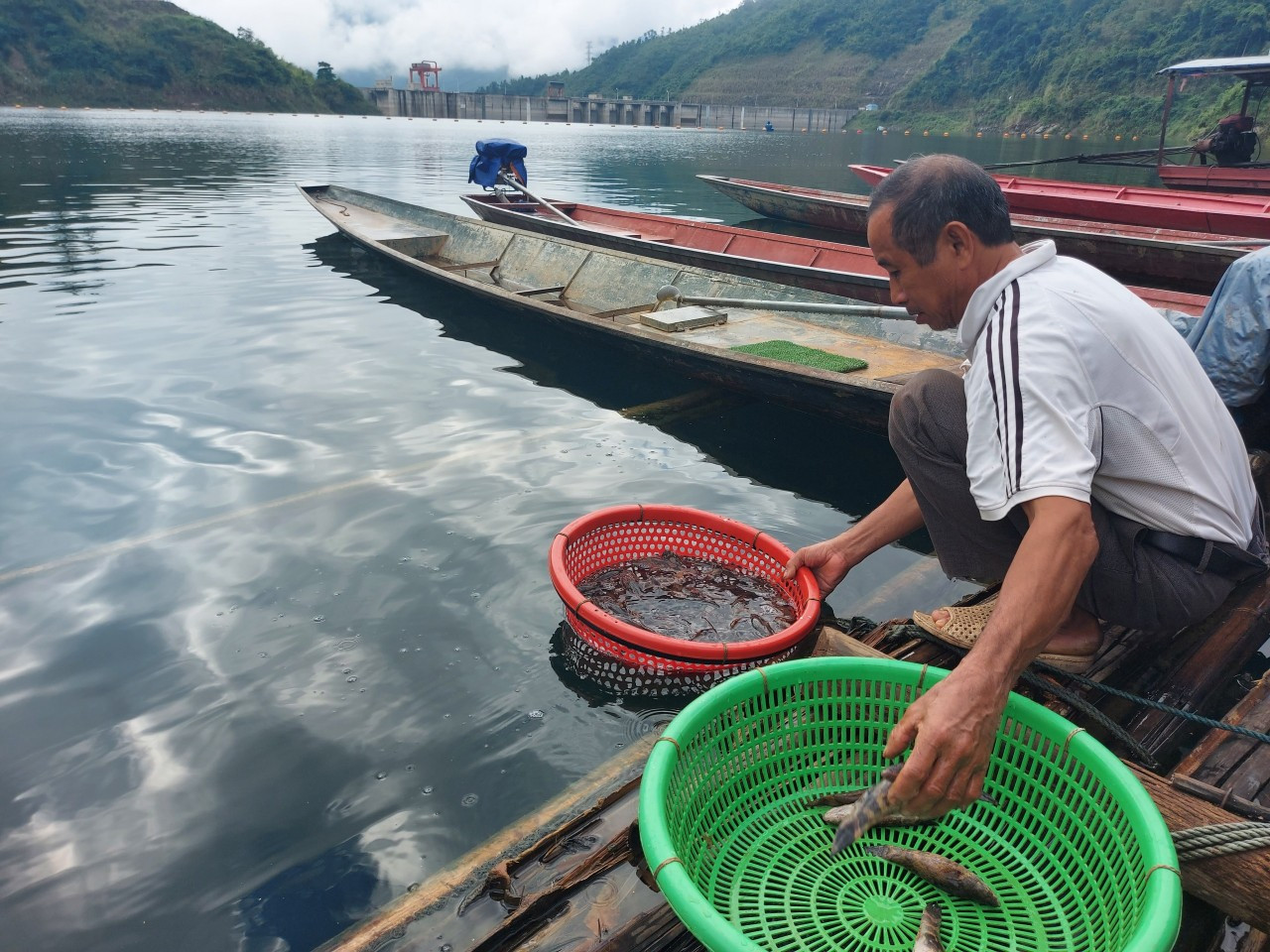 Một hộ dân sinh sống, nuôi cá trên lòng hồ thủy điện.