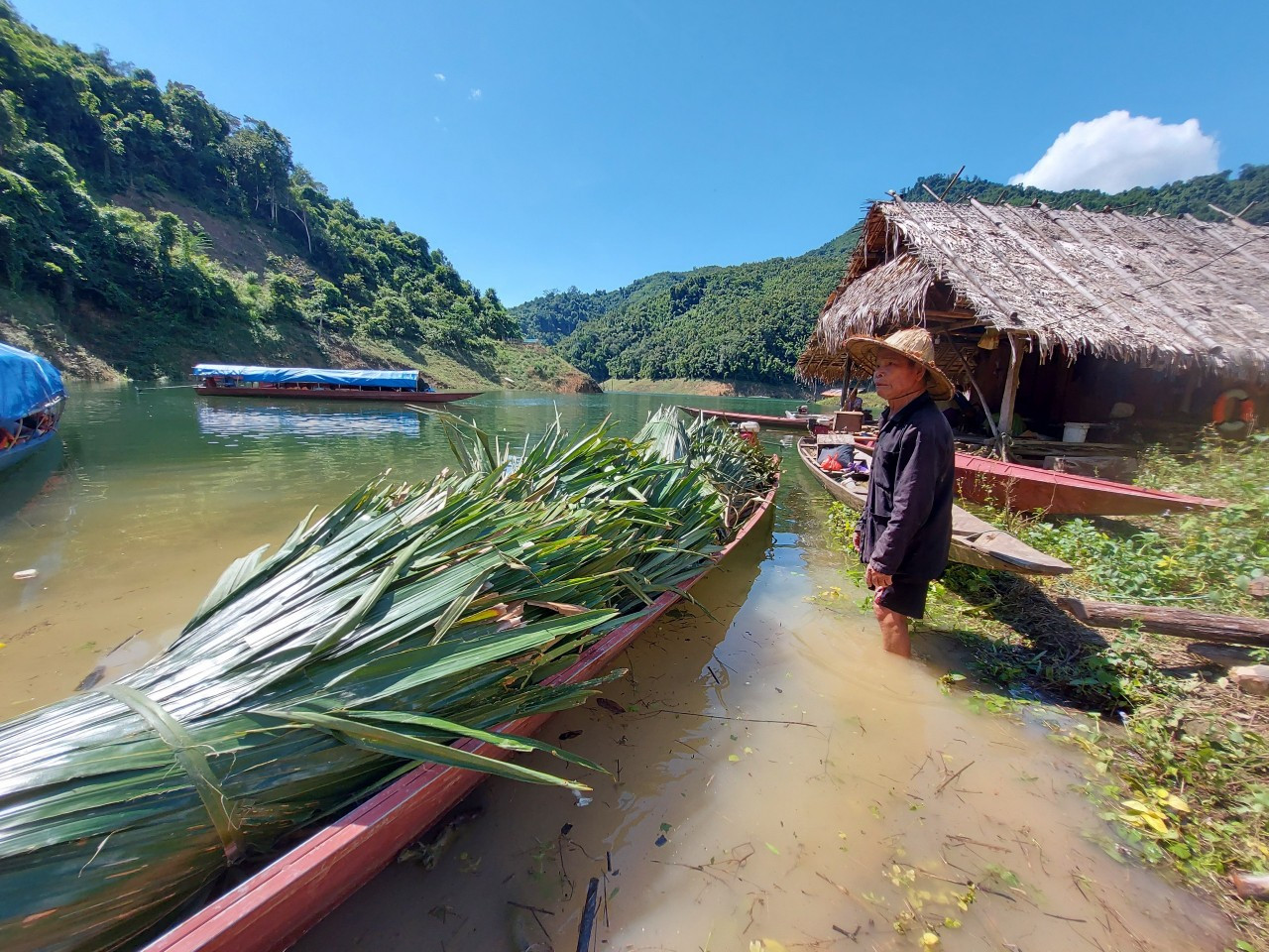 Người dân vất vả mưu sinh dọc lòng hồ thủy điện Bản Vẽ,