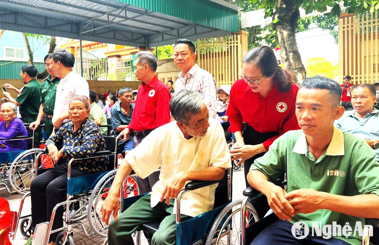  Bà Nguyễn thị Thu Hiền - Phó Chủ tịch Thường trực Hội Chữ thập đỏ tỉnh chia sẻ niềm vui với các bác được nhận xe lăn