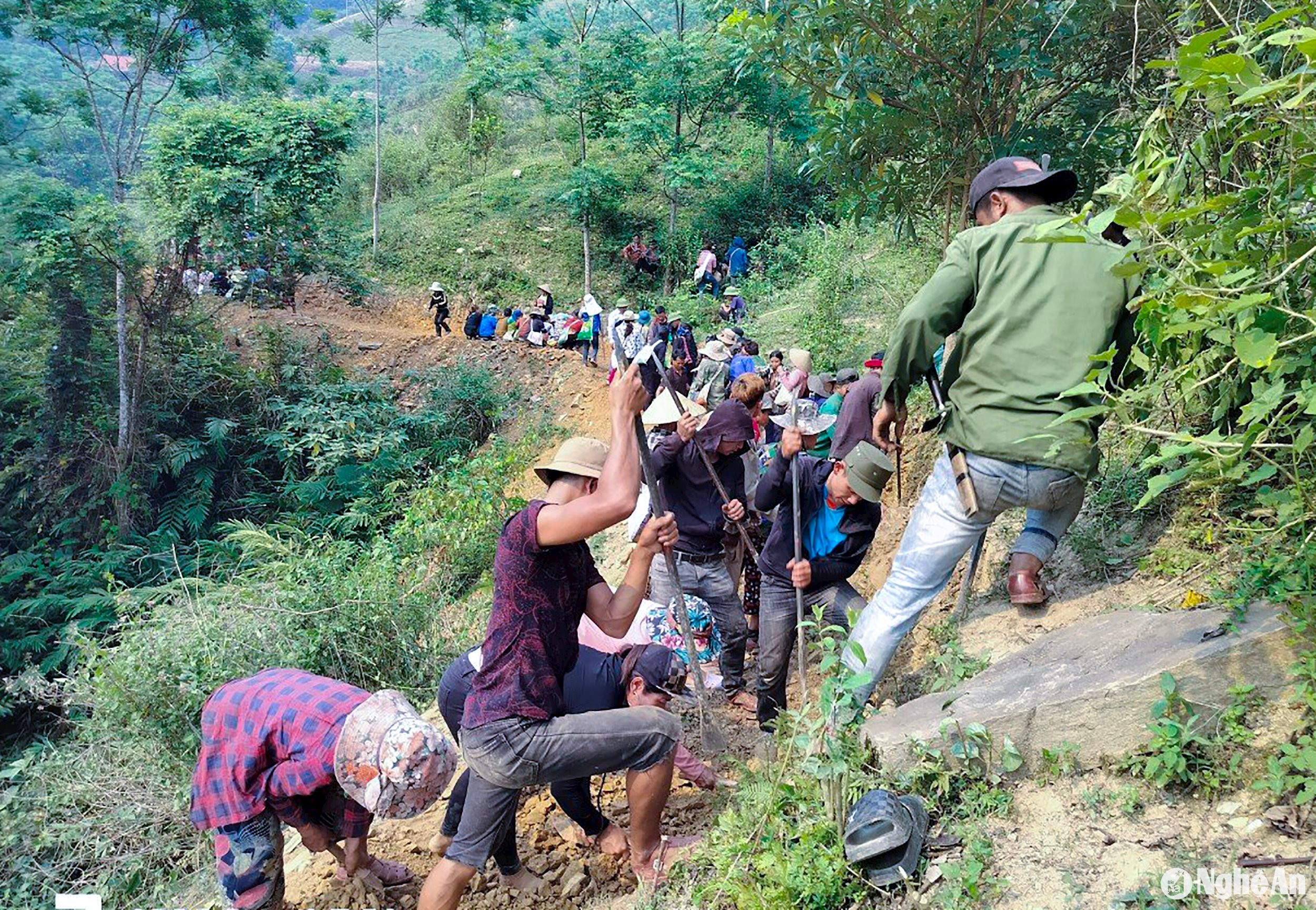  Người dân xã Lượng Minh (huyện Tương Dương) mở đường vào khu sản xuất. Ảnhh CSCC