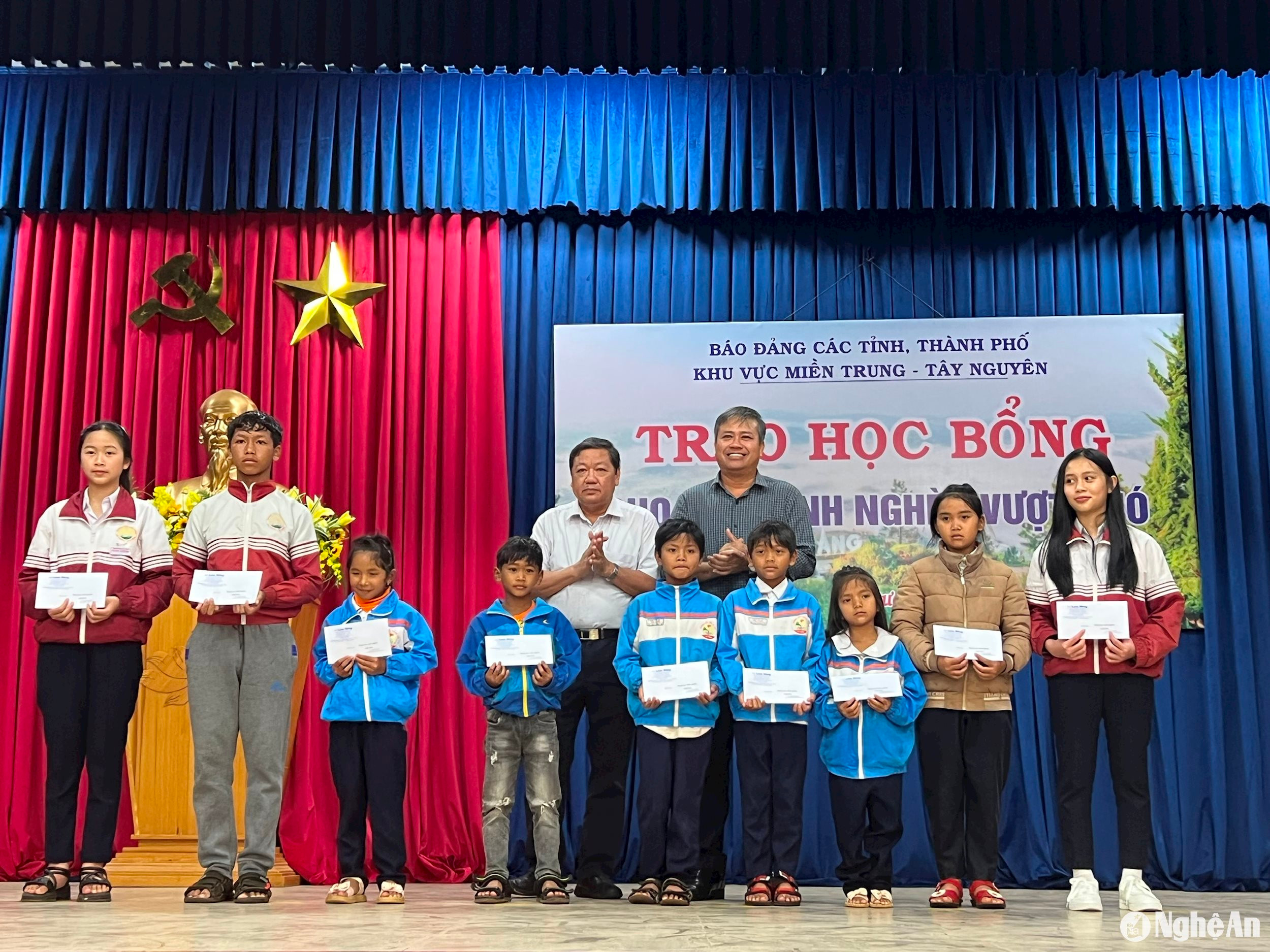 trao học bổng