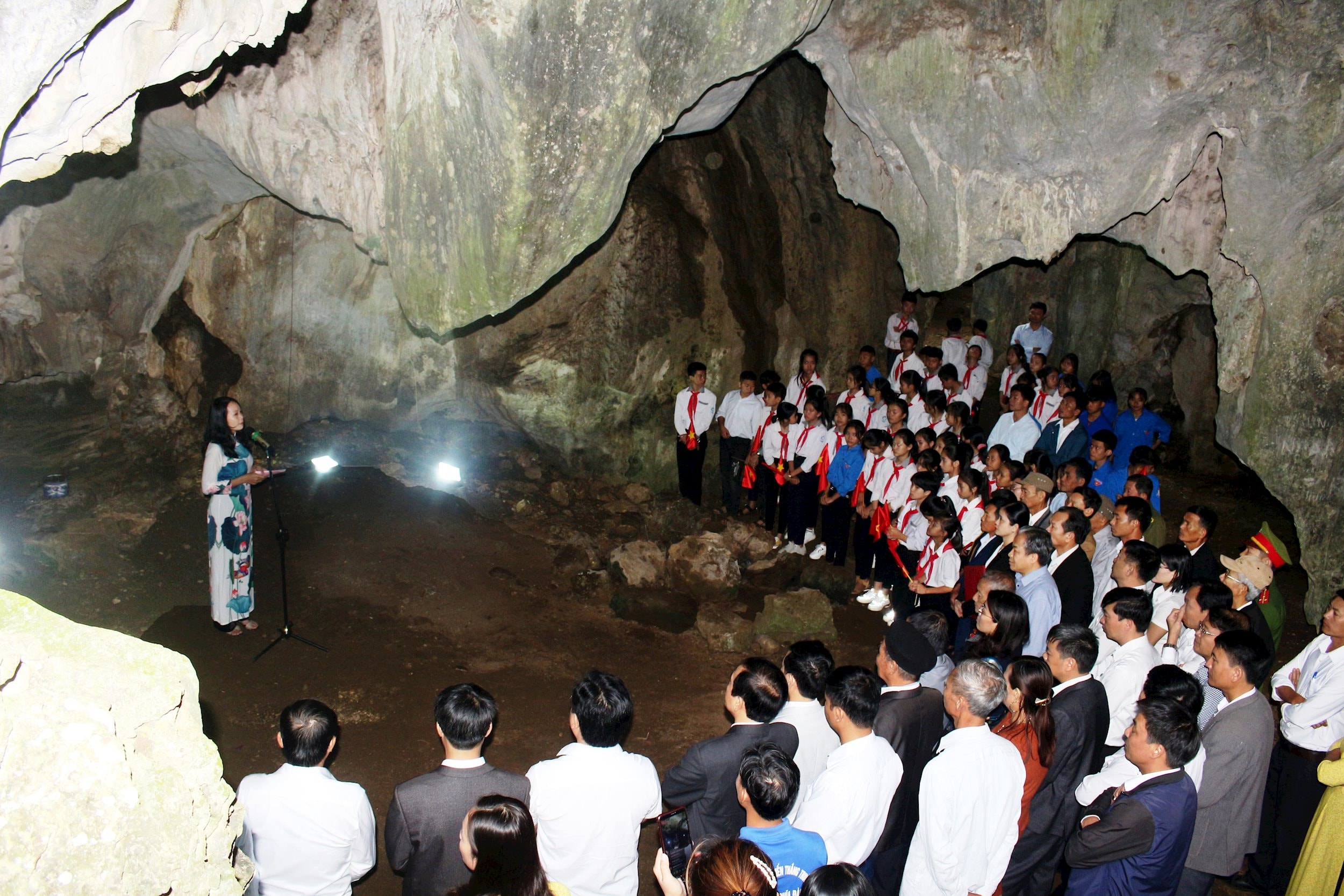 4. Di tích Hang Rú Ấm – Cây Đa Làng Trù là địa chỉ đỏ nhằm giáo dục truyền thống lịch sử cho thế hệ trẻ. Trong ảnh: các em học sinh tham qua ndi tích Hang Rú Ấm- Thái Trường