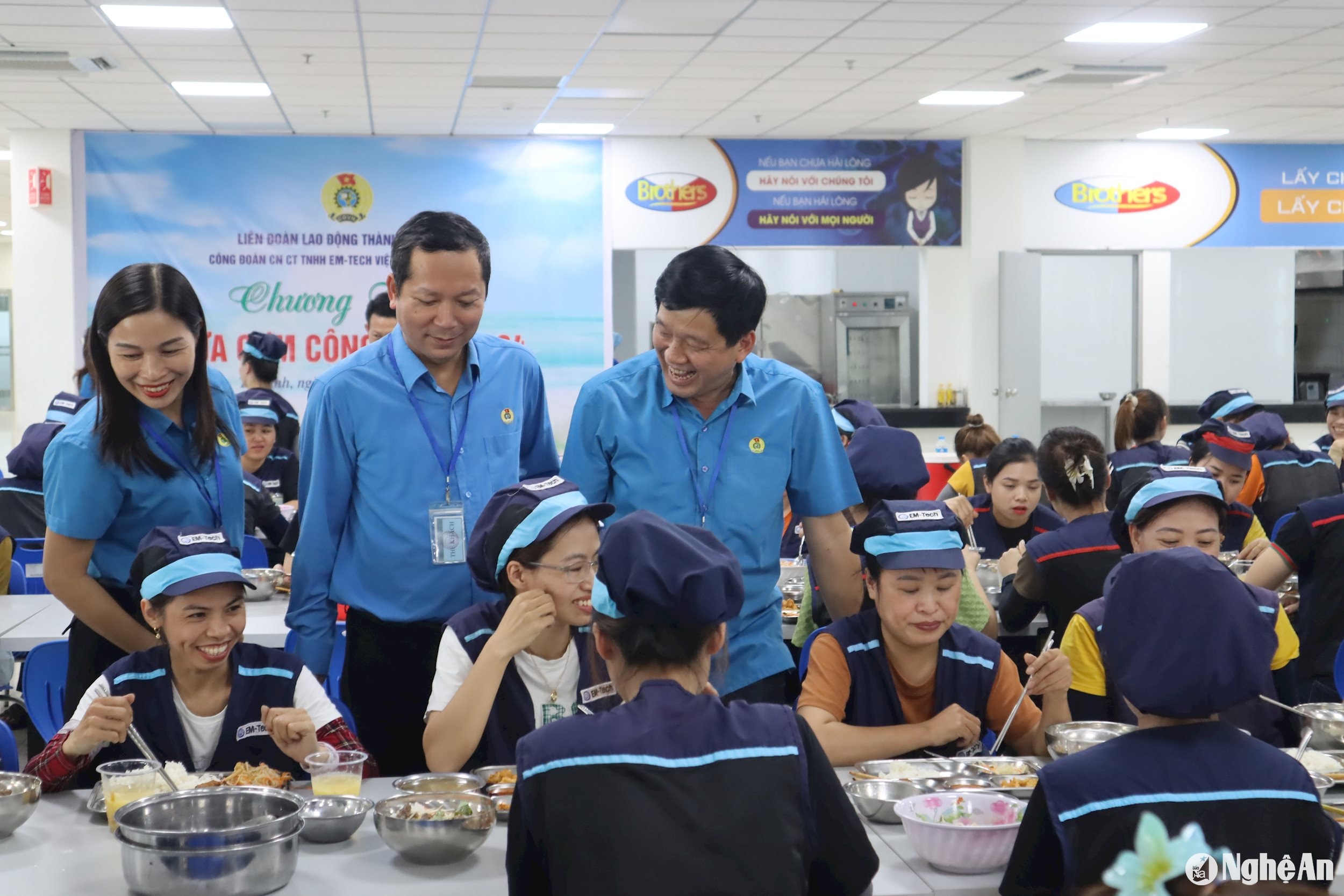  Trò chuyện, thăm hỏi người lao động trong chương trong chương trình 