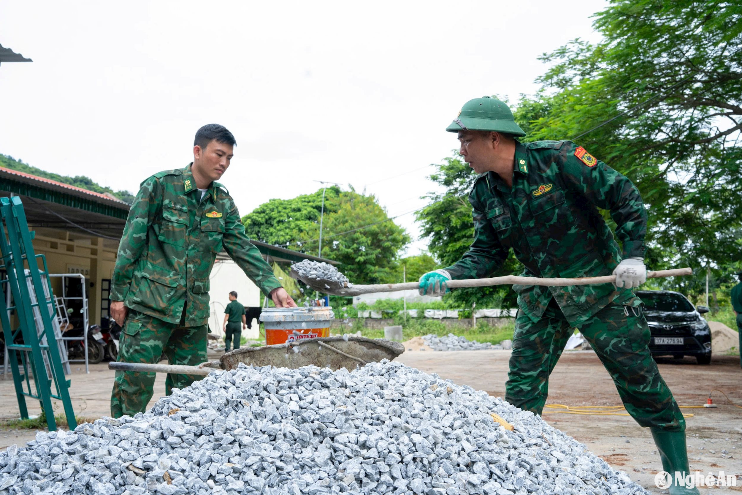 Các cán bộ Đồn Biên phòng đã thực hiện xây dựng nhiều phòng ốc phục vụ sinh hoạt. Ảnh Thành Chung (2)