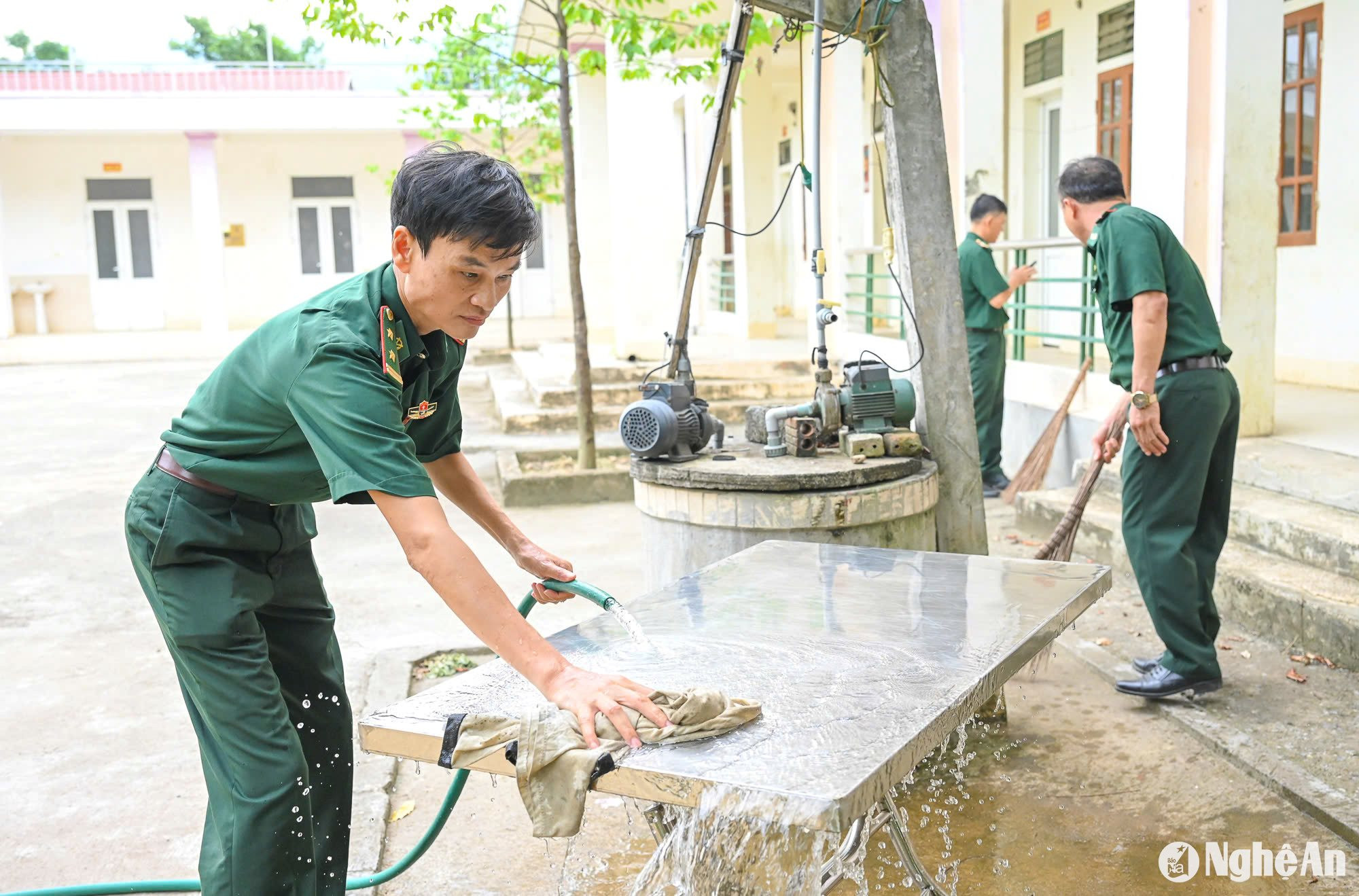 Cán bộ Đồn Biên phòng Môn Sơn thực hiện dọn dẹp, tu sửa ký túc xá để chuẩn bị đón học sinh ra học. Ảnh Thành Chung