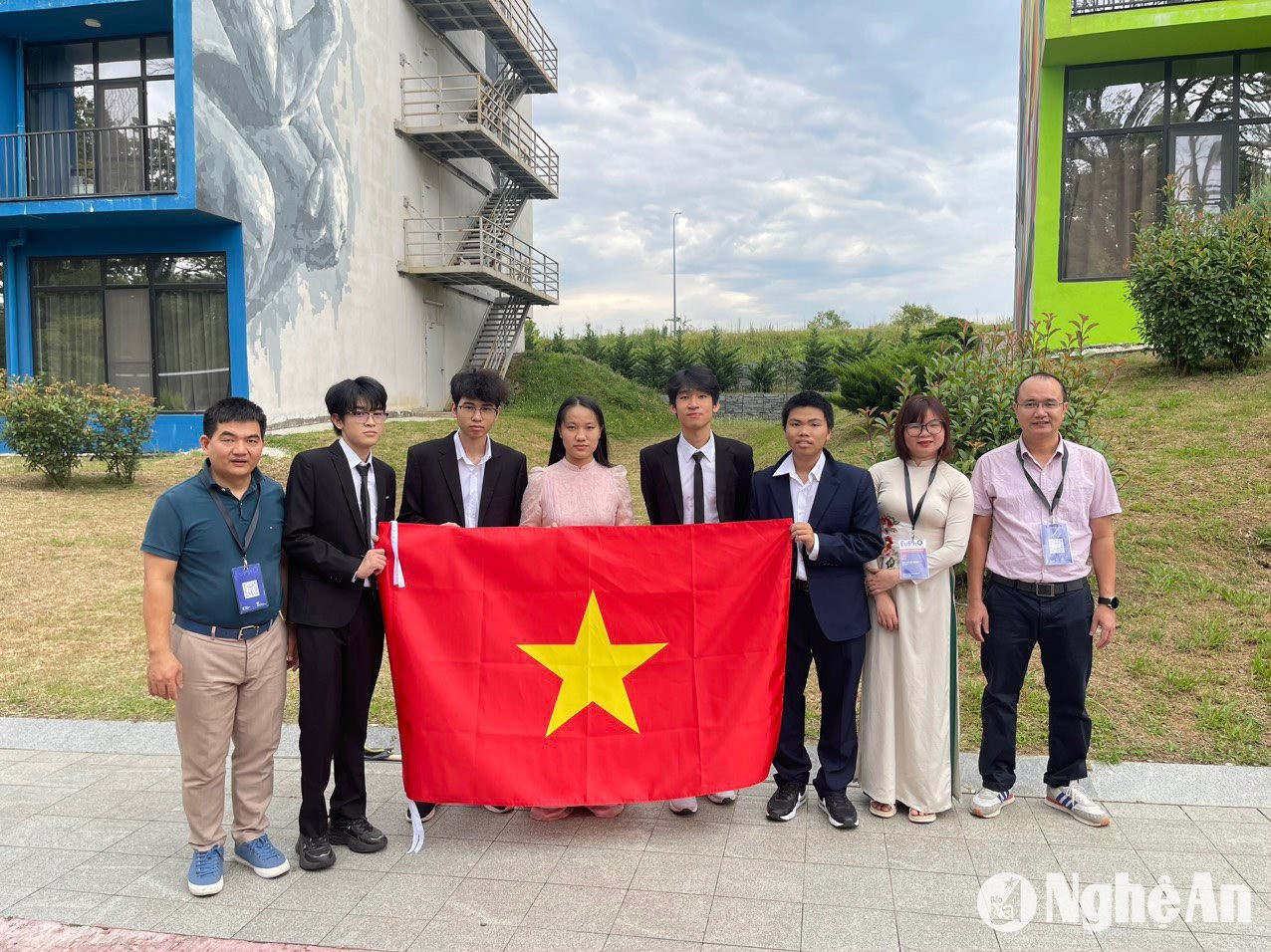 Em Phan Quang Triết (thứ 5 trái qua) và các thành viên Đội tuyển Việt Nam tại Kỳ thi Olympic Vật lý châu Âu. Ảnh: NVCC