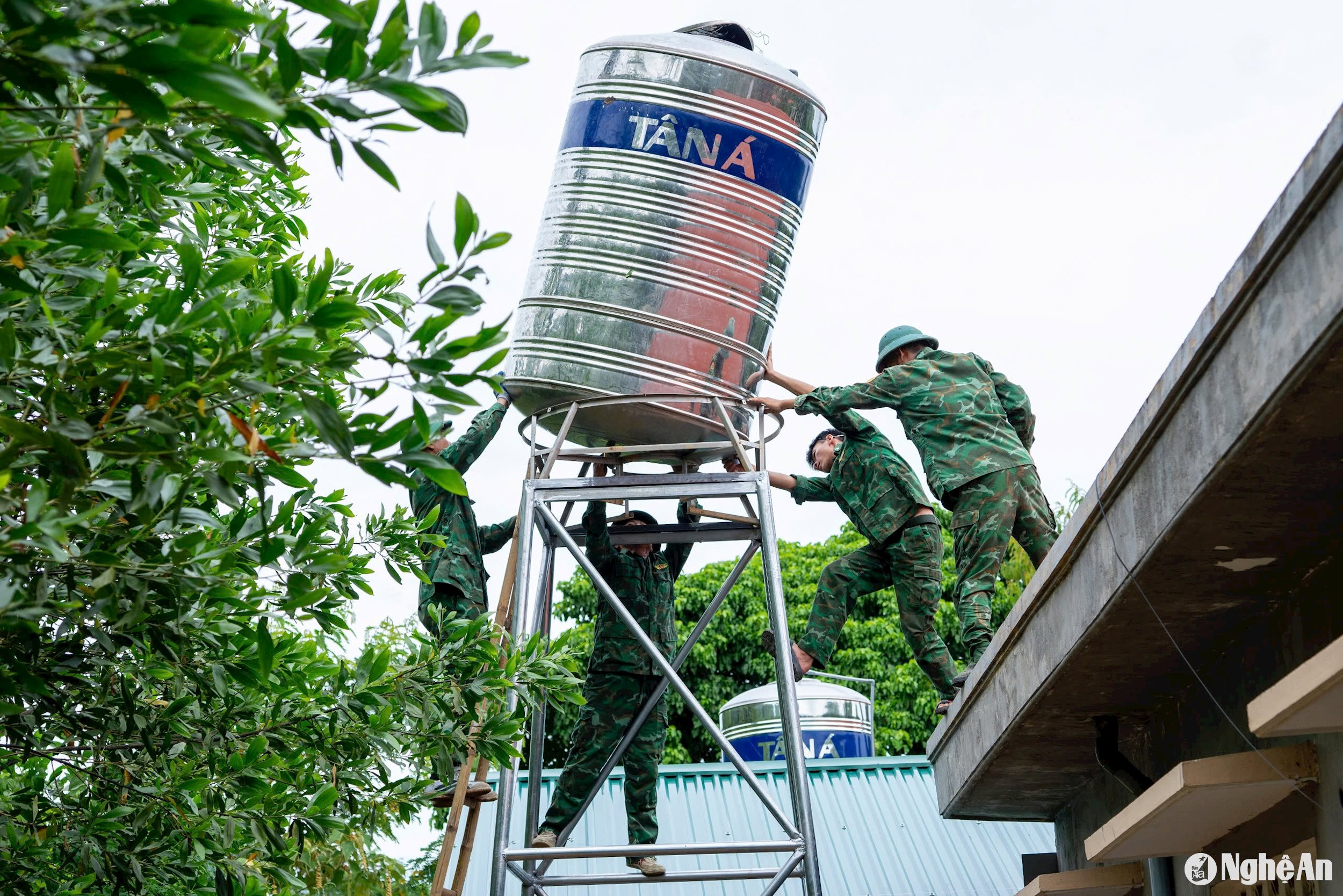 Xây dựng hệ thống nước sạch sinh hoạt cho các em học sinh. Ảnh Thành Chung (2)