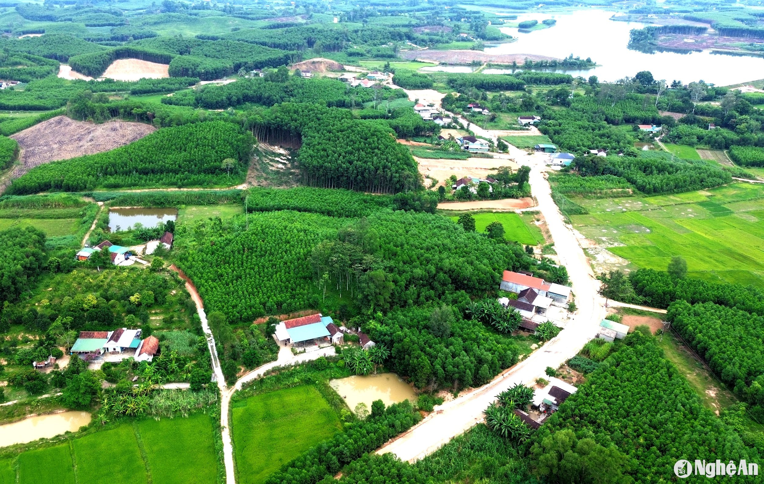 Hệ thống giao thông kết nối giữa các vùng, miền, tạo lợi thế mới cho huyện Tân Kỳ phát triển. Ảnh: Xuân Hoàng