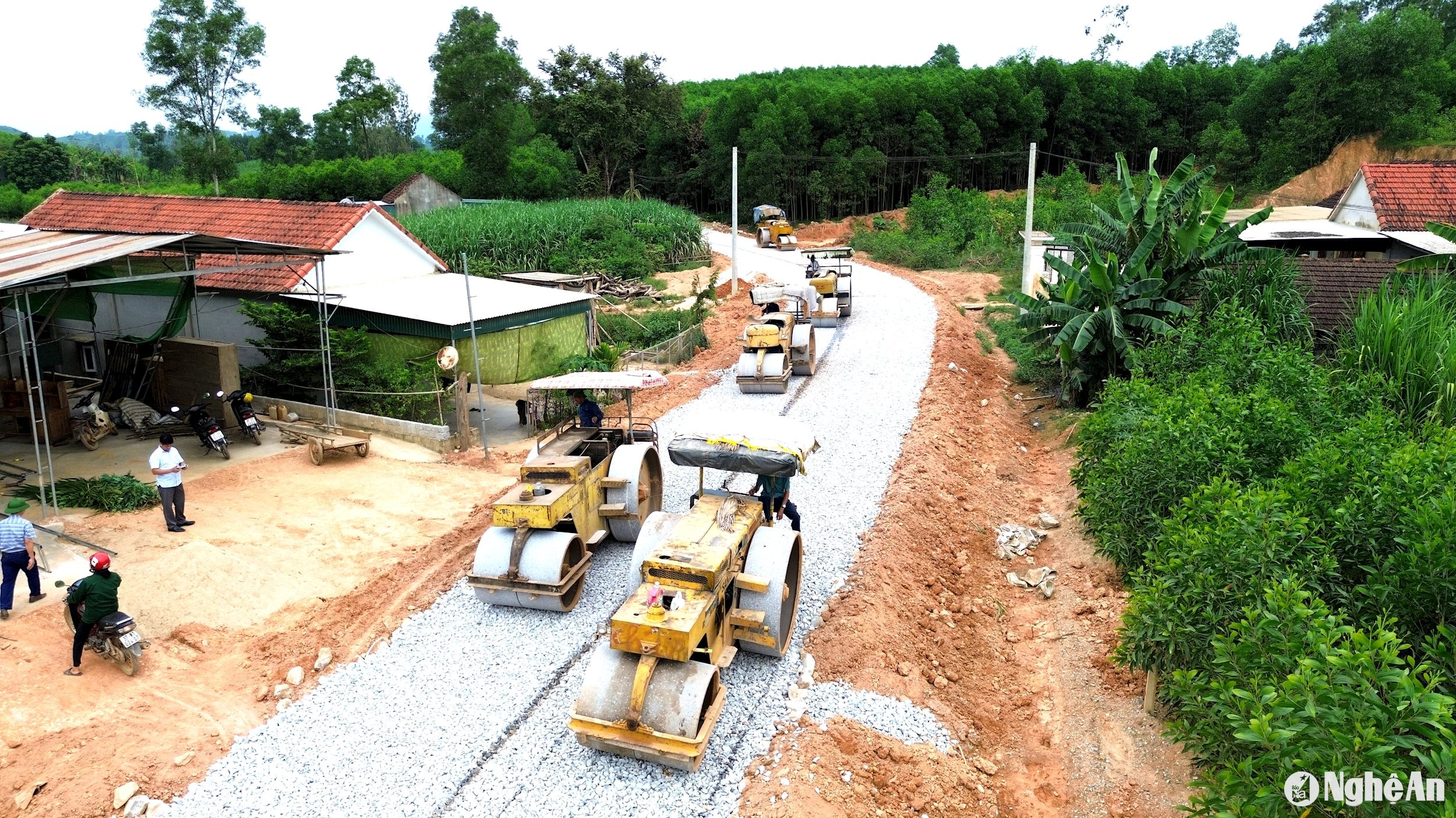 Tuyến đường - Hương - Phú - Hành của huyện Tân Kỳ đang được đẩy nhanh tiến độ thi công. Ảnh: Xuân Hoàng