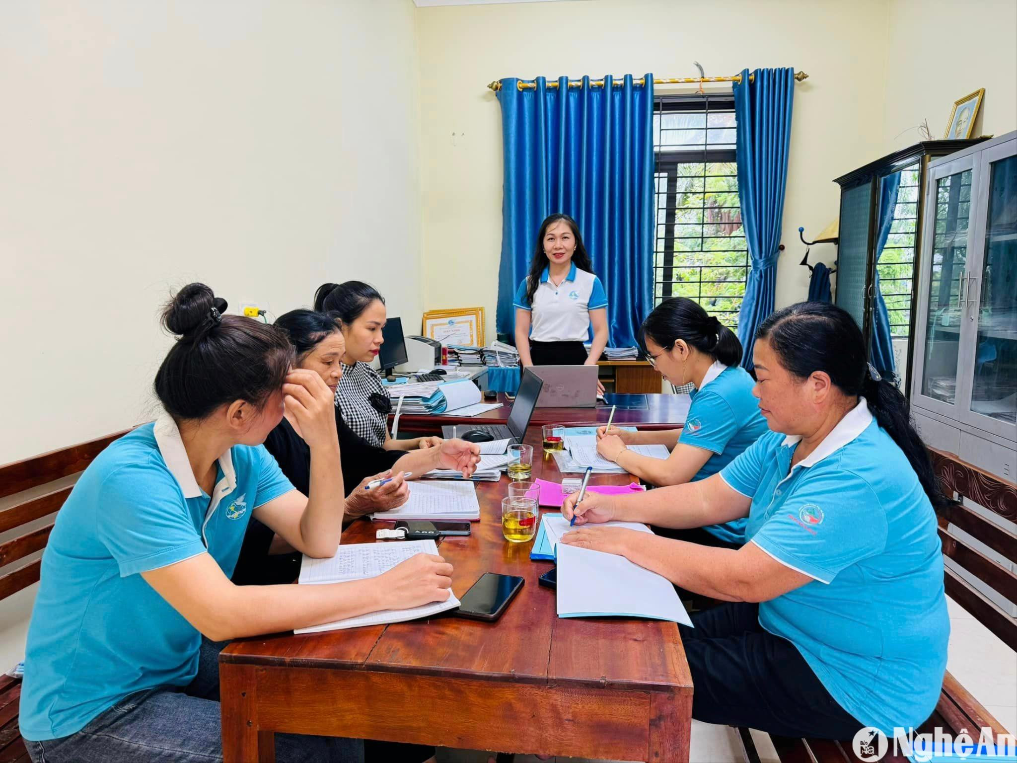 dong-chi-nguyen-thi-ha-chu-tich-hoi-lhpn-huyen-quynh-luu-lam-viec-voi-hoi-phu-nu-xa-quynh-tho-ve-uy-thac-vay-von-ngan-hang-chinh-sach-ket-hop-trien-khai-mo-hinh-nhat-ky-tham-ho-1-.jpg