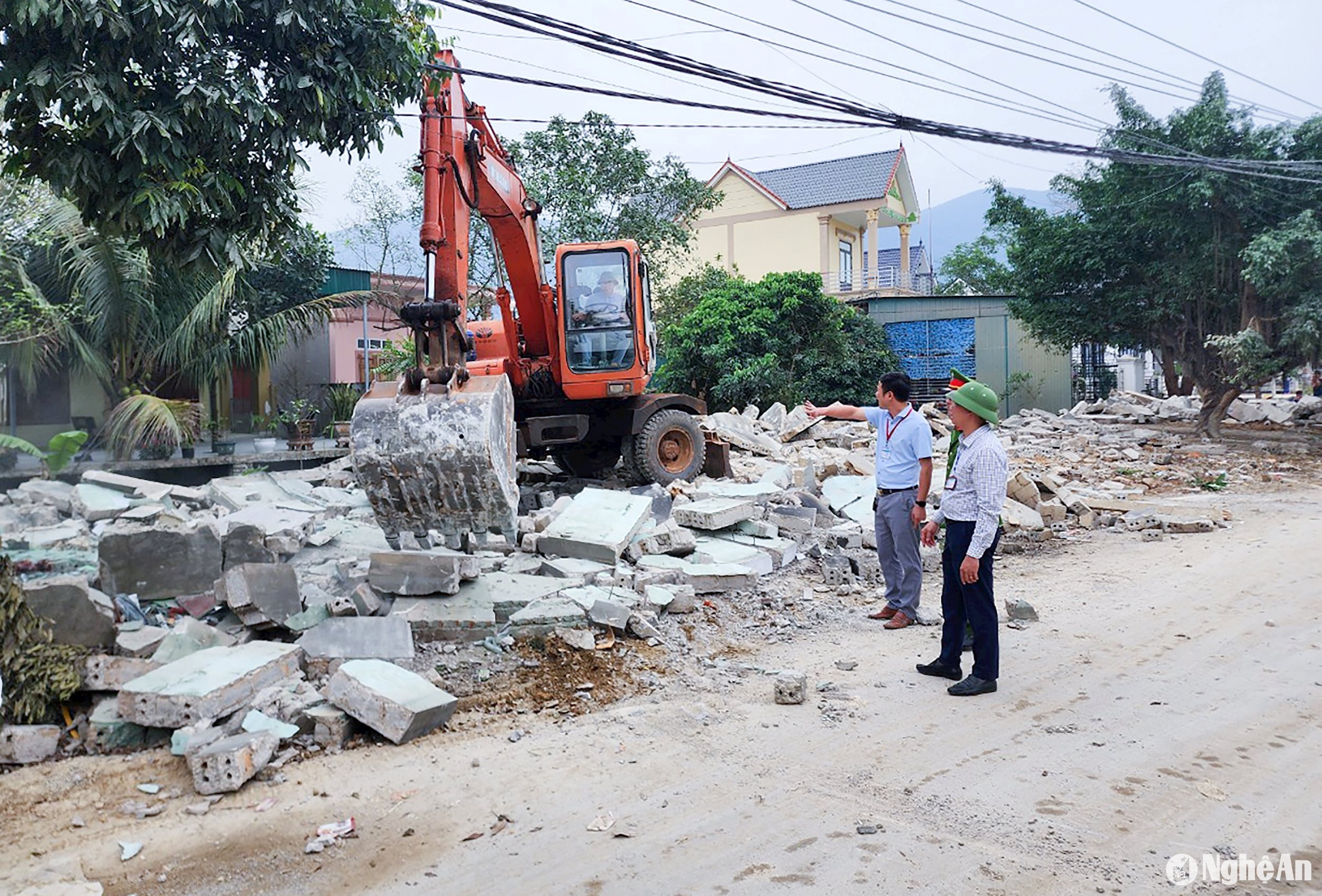  Cán bộ xã Quỳnh Lộc, thị xã Hoàng Mai chỉ đạo việc tháo dỡ các công trình vi phạm. Ảnh- Mai Hoa