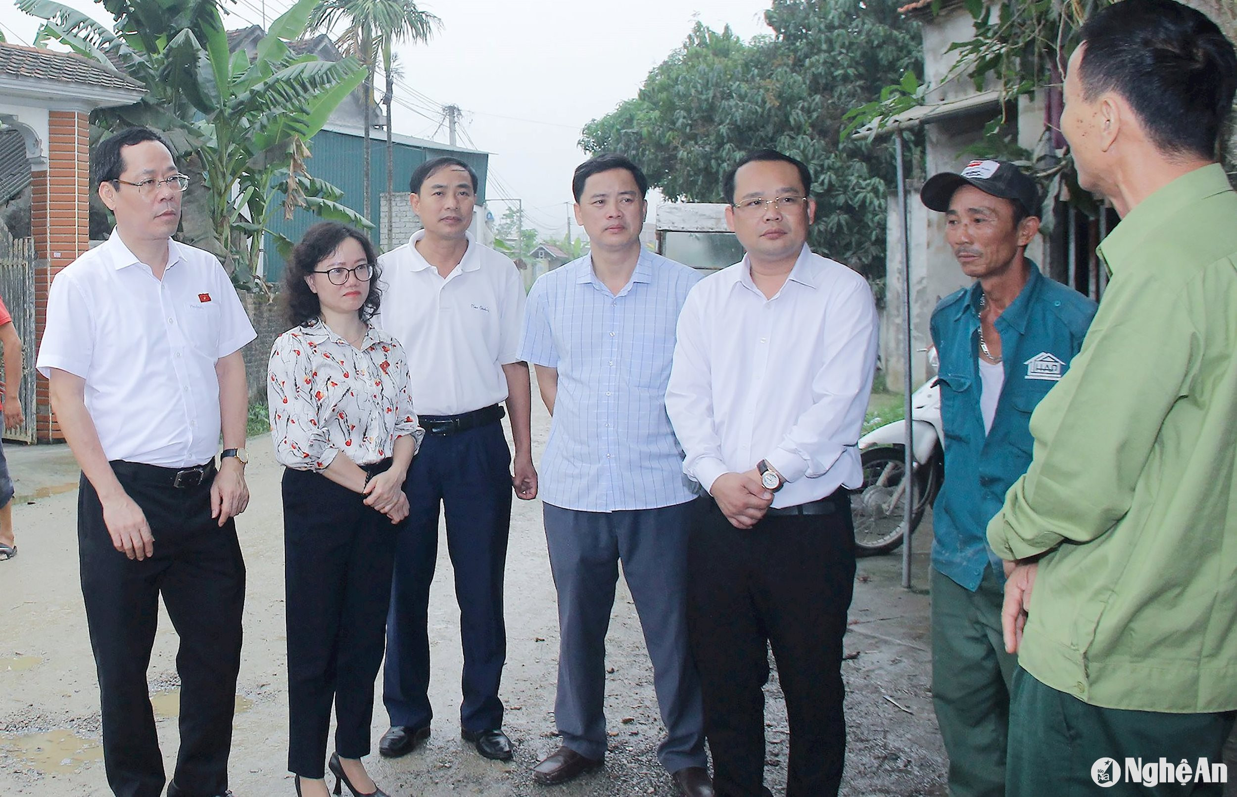  Lãnh đạo Đoàn đại biểu Quốc hội tỉnh và thị xã Hoàng Mai nắm bắt tâm tư, phản ánh của người dân. Ảnh- Mai Hoa