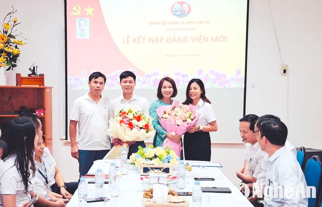 Đảng bộ Công ty CP Thực phẩm Sữa TH (thuộc Đảng bộ huyện Nghĩa Đàn) vừa kết nạp đảng viên tại chi bộ Nhà máy Sữa TH. 2 quần chúng ưu tú vừa được kết nạp là chị Phan Thị Hiền (sinh năm 1980), cán bộ giám sát phòng quản lý chất lượng và anh Nguyễn Văn Lâm (sinh năm 1991), công nhân vận hành sản xuất của Nhà máy Sữa TH. Ảnh: Thái Trường