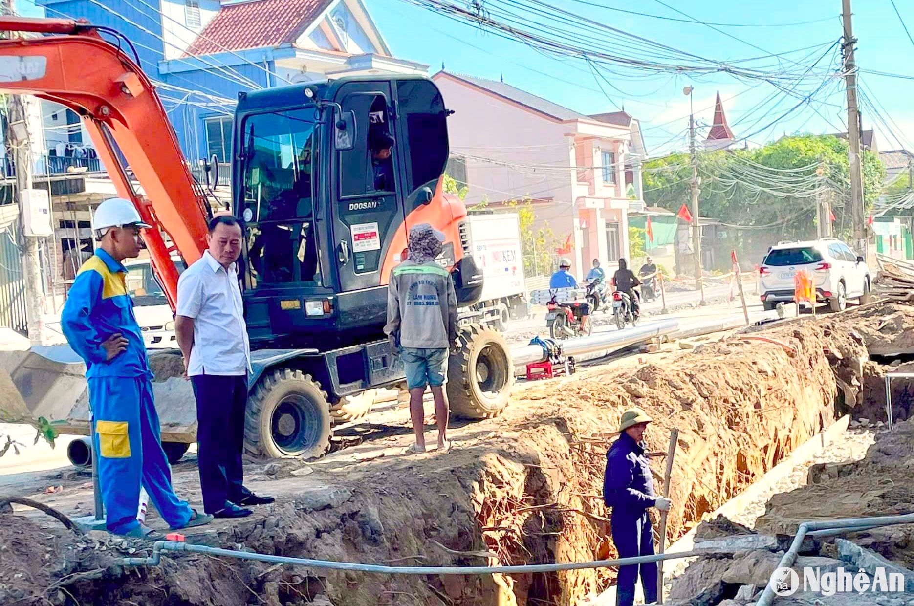 Đồng chí Phan Đức Đồng - Uỷ viên BTV Tỉnh ủy, Bí thư Thành ủy Vinh kiểm tra tiến độ thi công đường Hải Thượng Lãn Ông. Ảnh: P.V