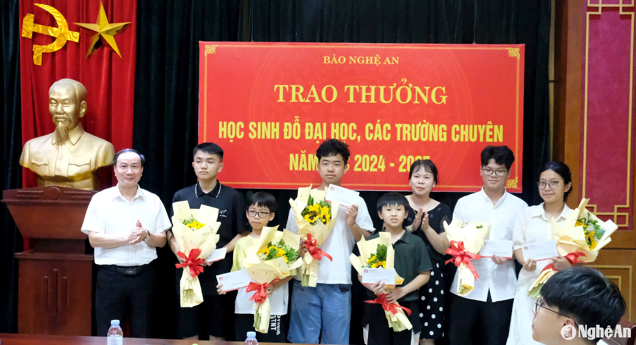 Đồng chí Phó tổng biên tập Trần Văn Hùng khen thưởng cho các học sinh đậu vào lớp 10 và lớp 6 trường chuyên.. Ảnh - Mỹ hà